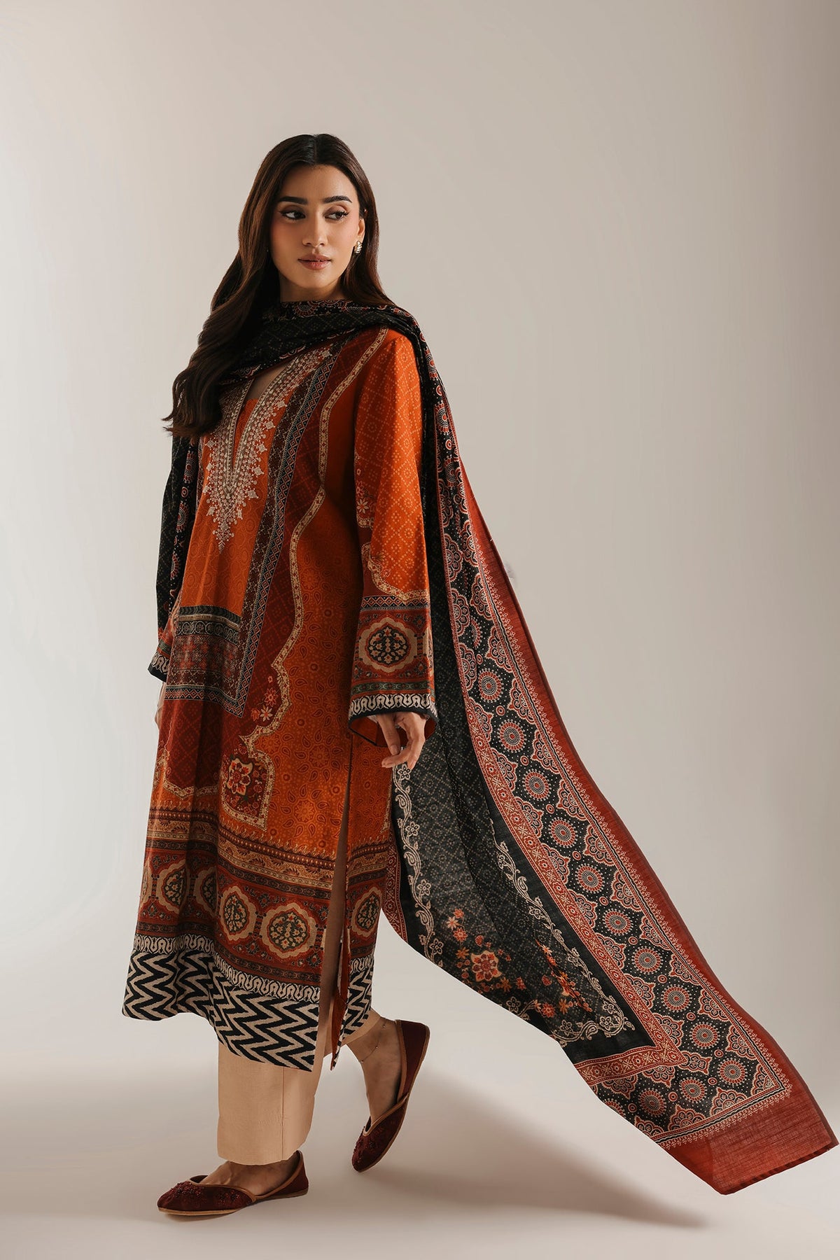 EMBROIDERED SUIT (E1104-203-209)