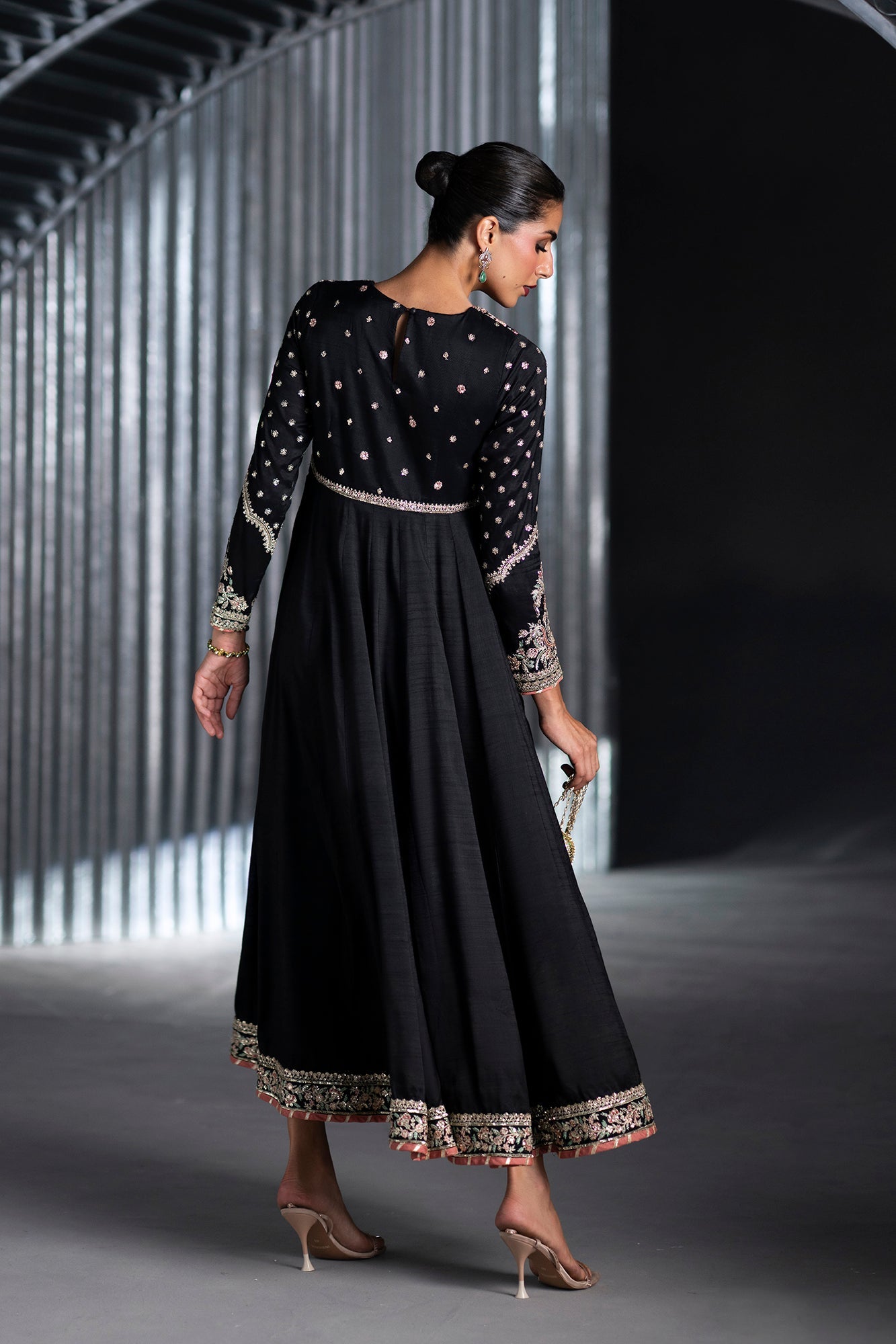 EMBROIDERED PISHWAS (E1123/104/902)