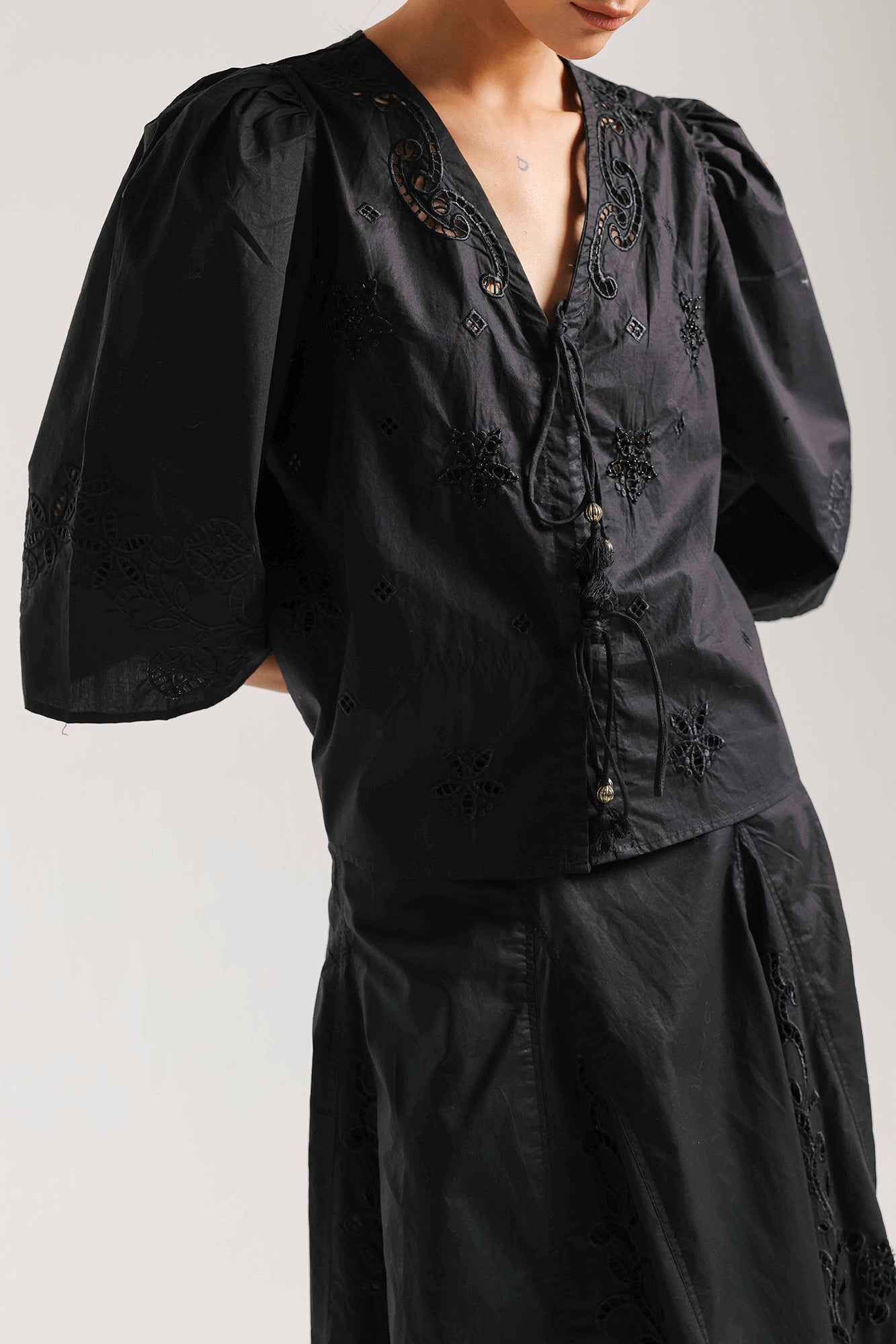 EMBROIDERED SUIT (E1124/101/902)