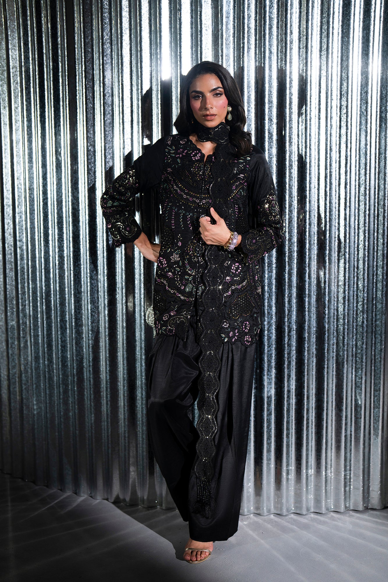 EMBROIDERED SUIT (E1142/104/902)