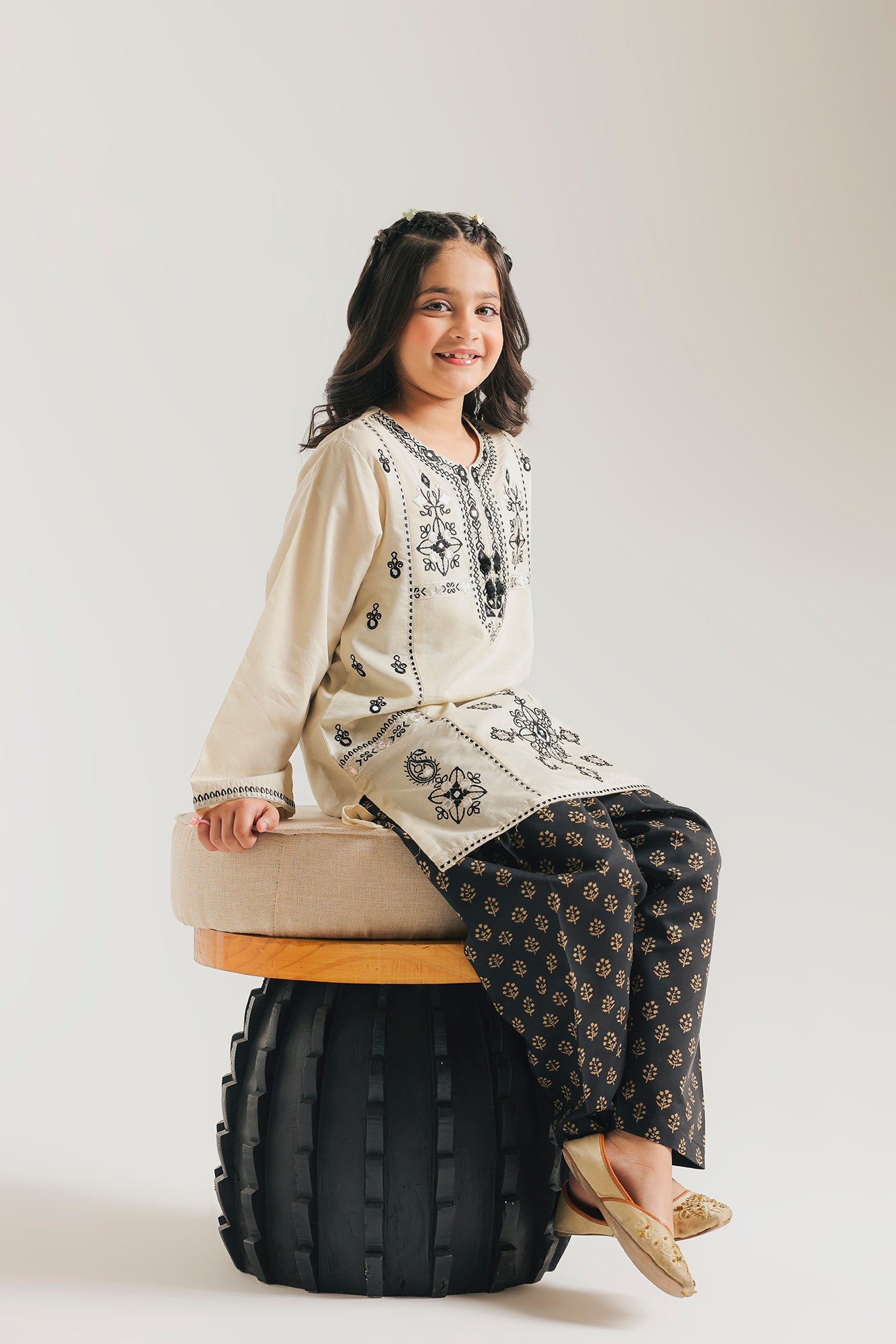 EMBROIDERED SUIT (E1542/402/004 E1542/302/004)