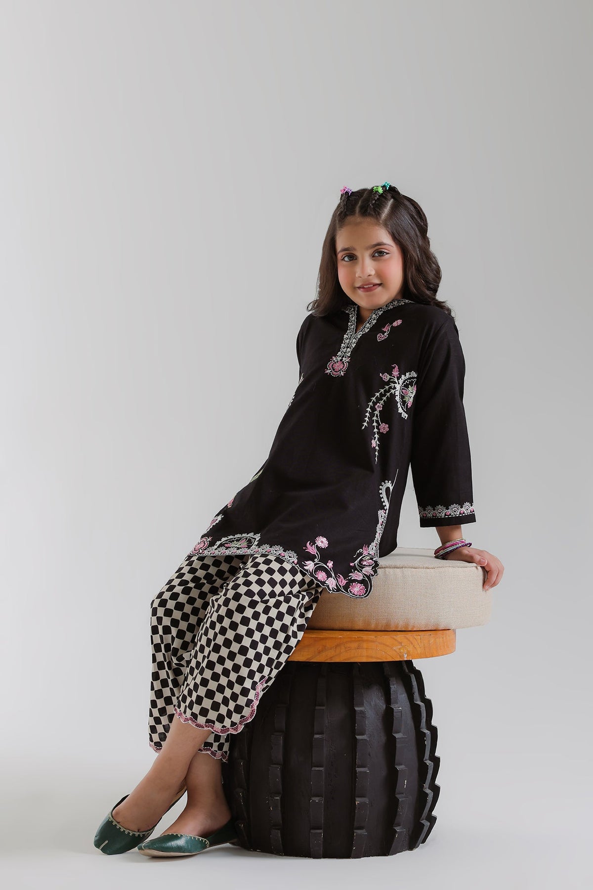 EMBROIDERED SUIT (E1860-402-902 E1860-302-902)