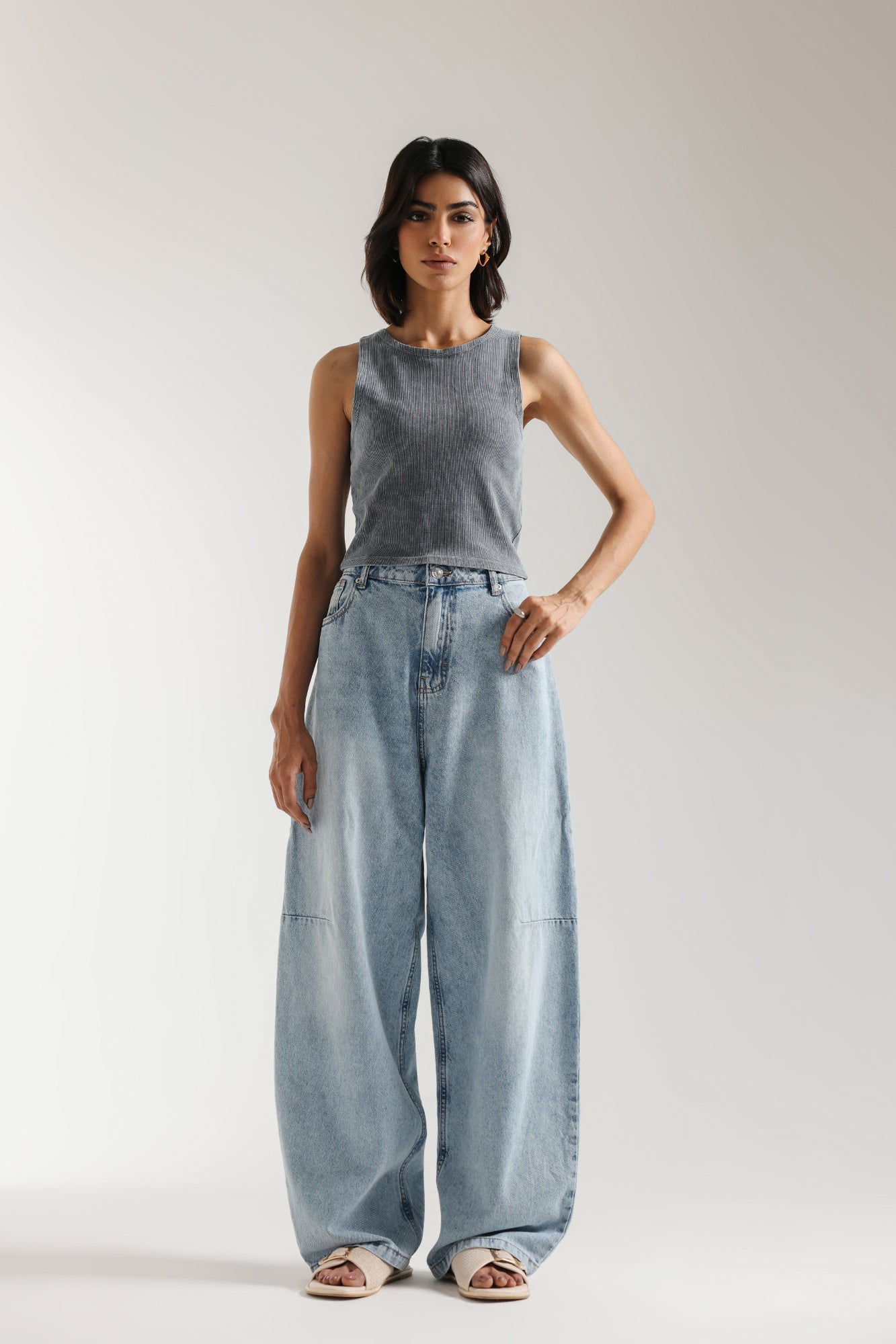 SLEEVELESS CROPPED TOP (E2396/108/903)