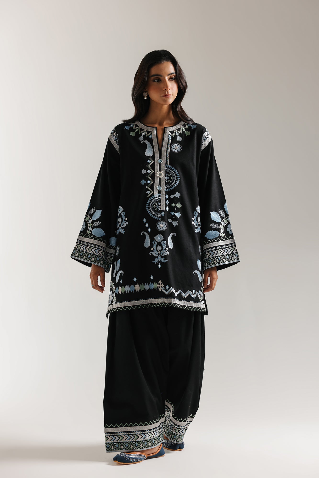 EMBROIDERED SUIT (E3707/103/902)