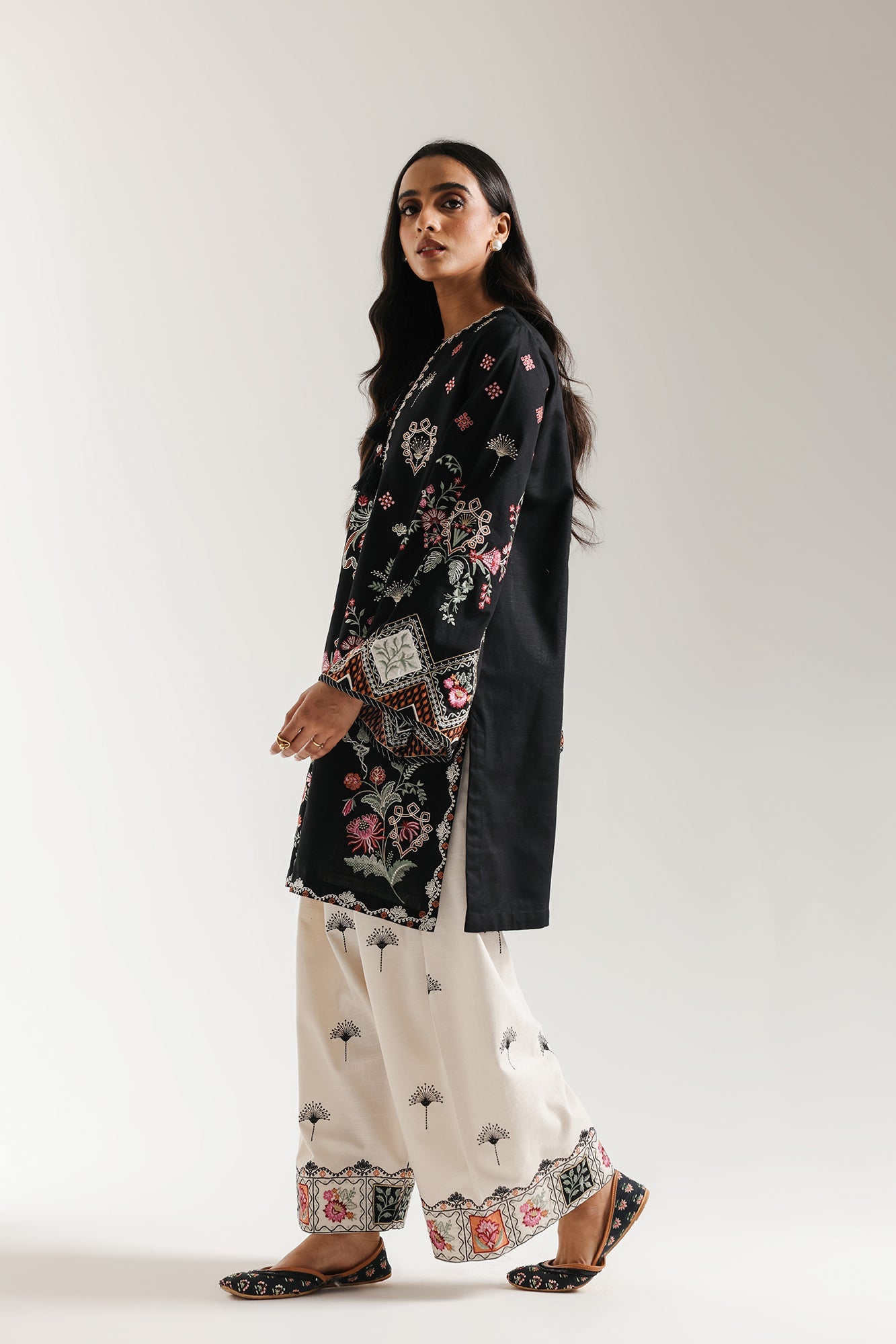 EMBROIDERED SUIT (E3708/103/902)