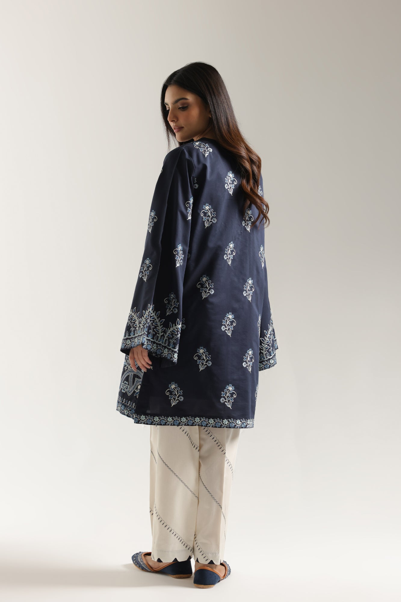 EMBROIDERED SUIT (E3784/103/622)