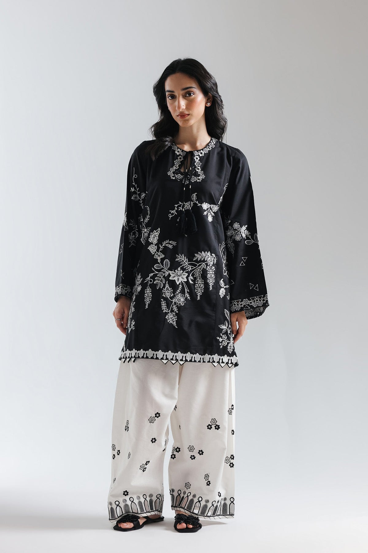 EMBROIDERED SUIT (E3800/103/901)