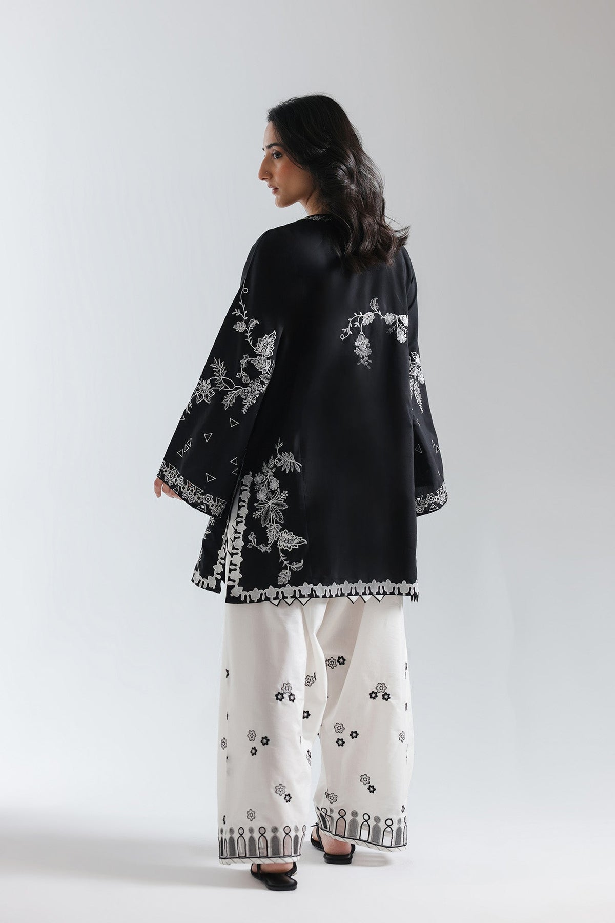 EMBROIDERED SUIT (E3800/103/901)
