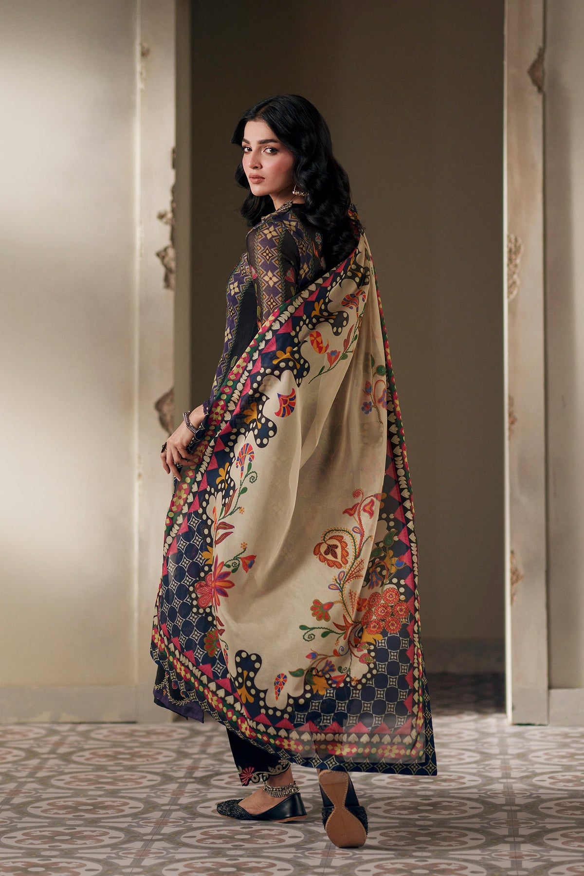 EMBROIDERED SUIT (E4004/103/902)