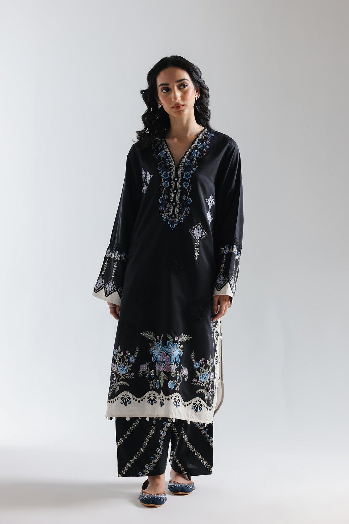 EMBROIDERED SUIT (E4019/103/902)