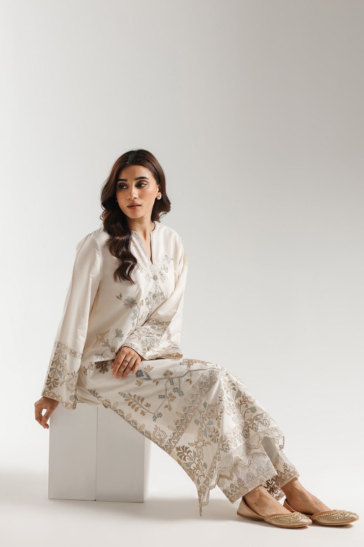 EMBROIDERED SUIT (E4081/103/817)