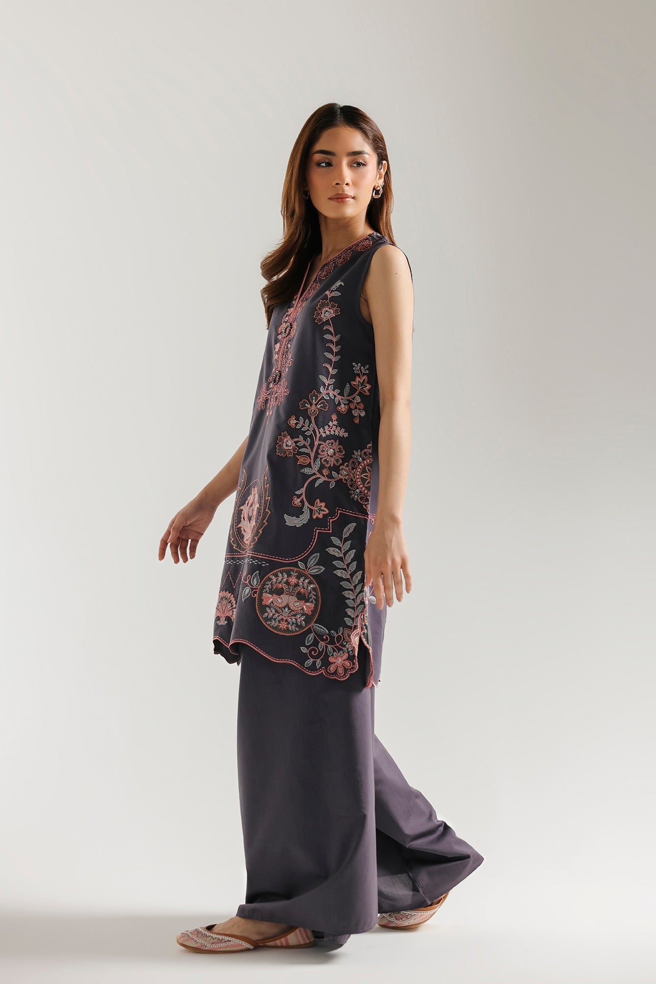 EMBROIDERED SUIT (E4082/103/621)