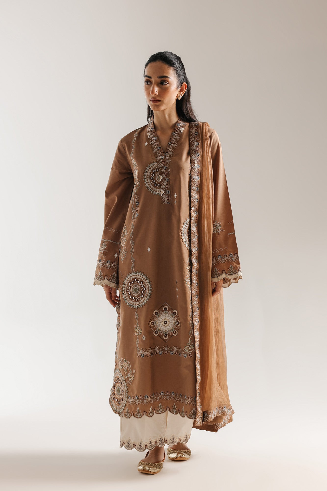 EMBROIDERED SUIT (E4136/103/806)
