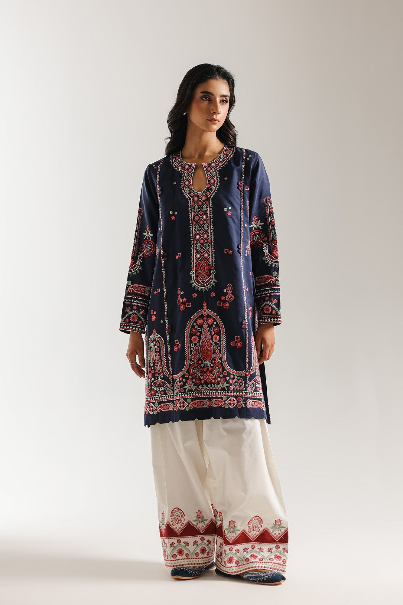 EMBROIDERED SUIT (E4139/103/619)