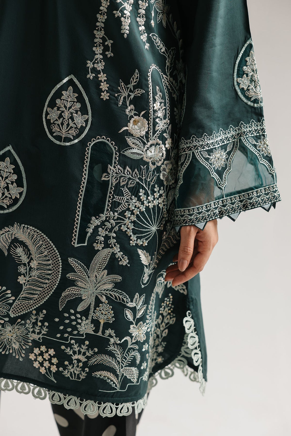 EMBROIDERED SUIT (E4147/103/704)