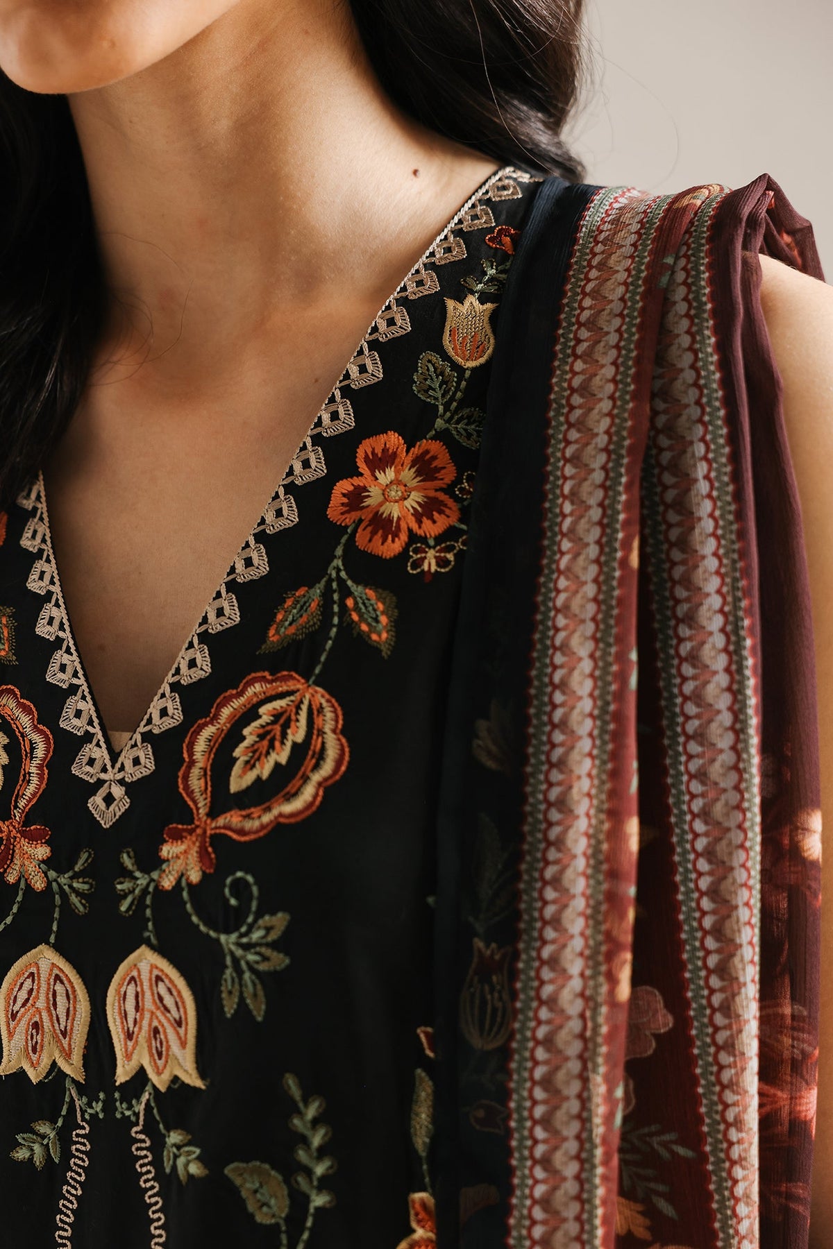 EMBROIDERED SUIT (E4163/103/901)
