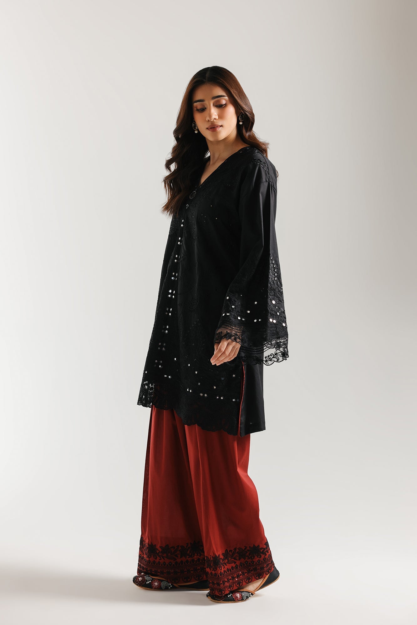 EMBROIDERED SUIT (E4196/103/901)