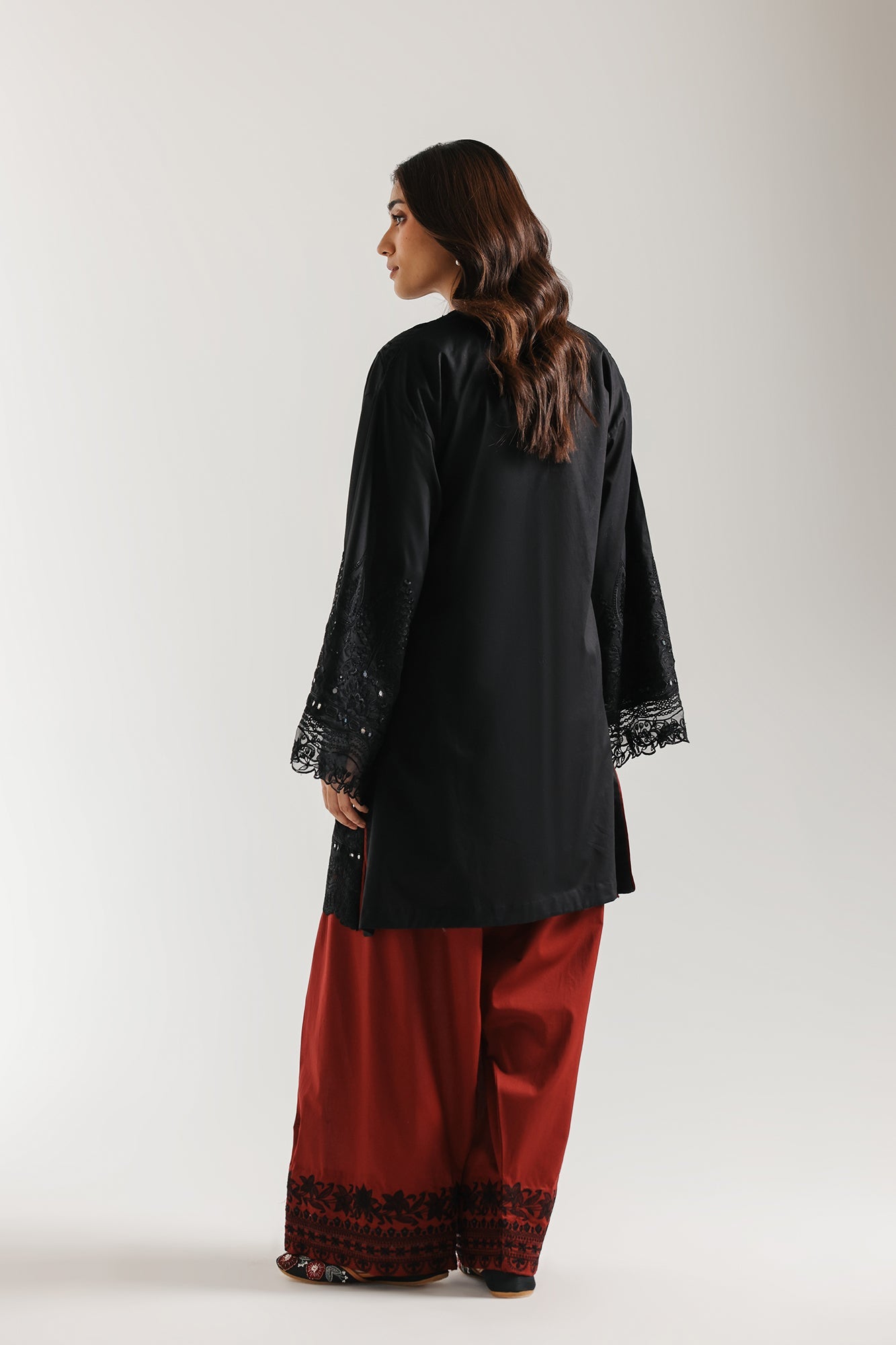 EMBROIDERED SUIT (E4196/103/901)