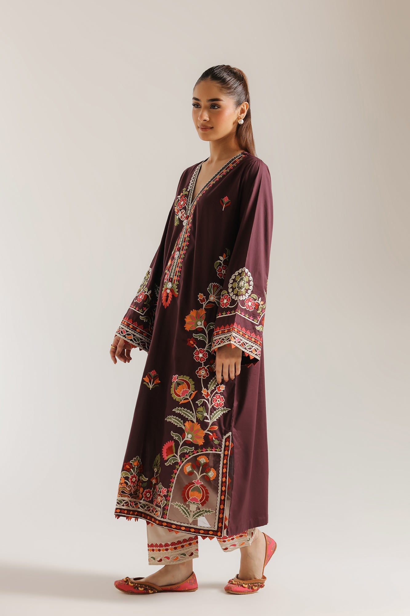 EMBROIDERED SUIT (E4218/103/516)