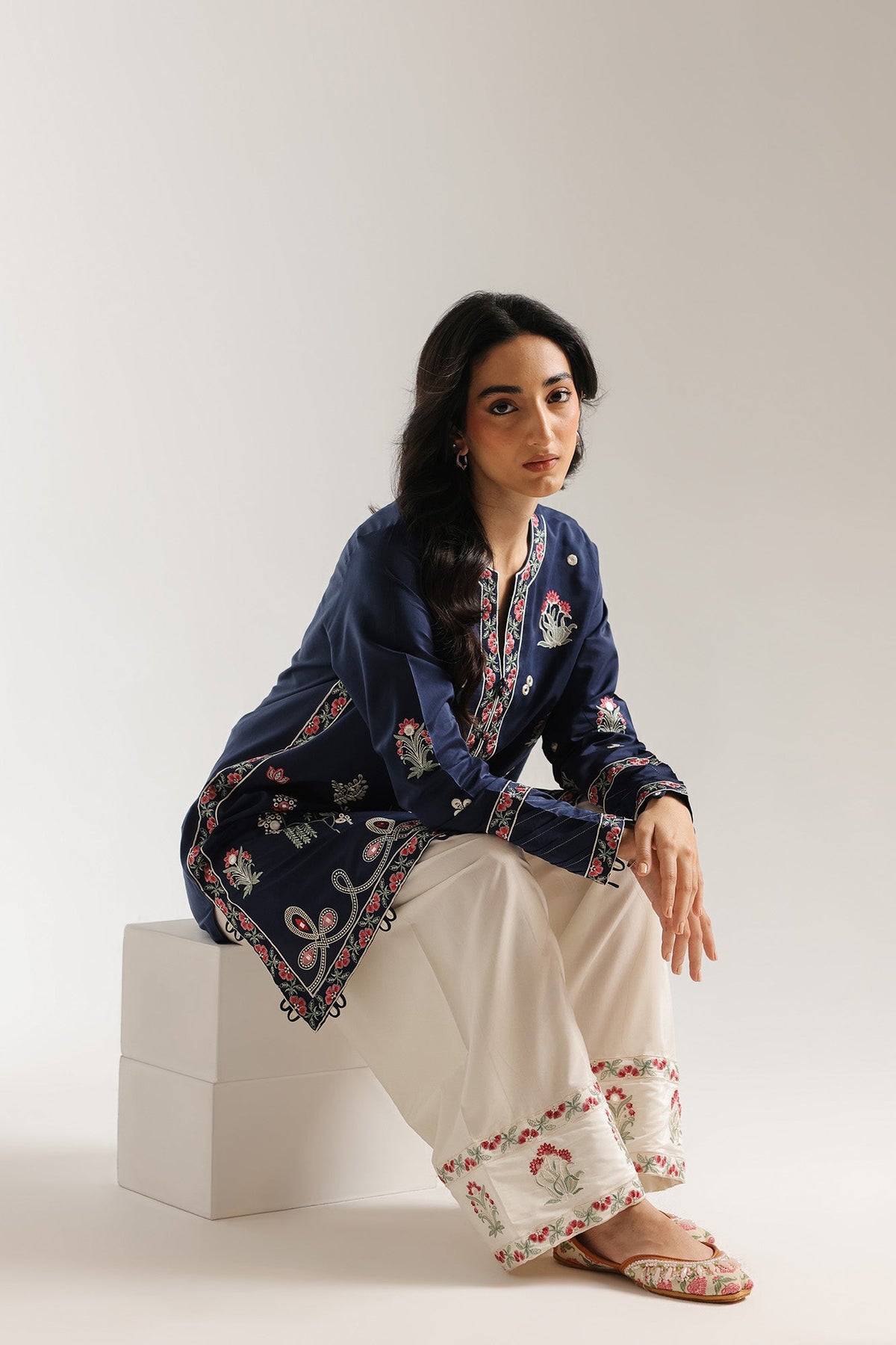 EMBROIDERED SUIT (E4235/103/622)
