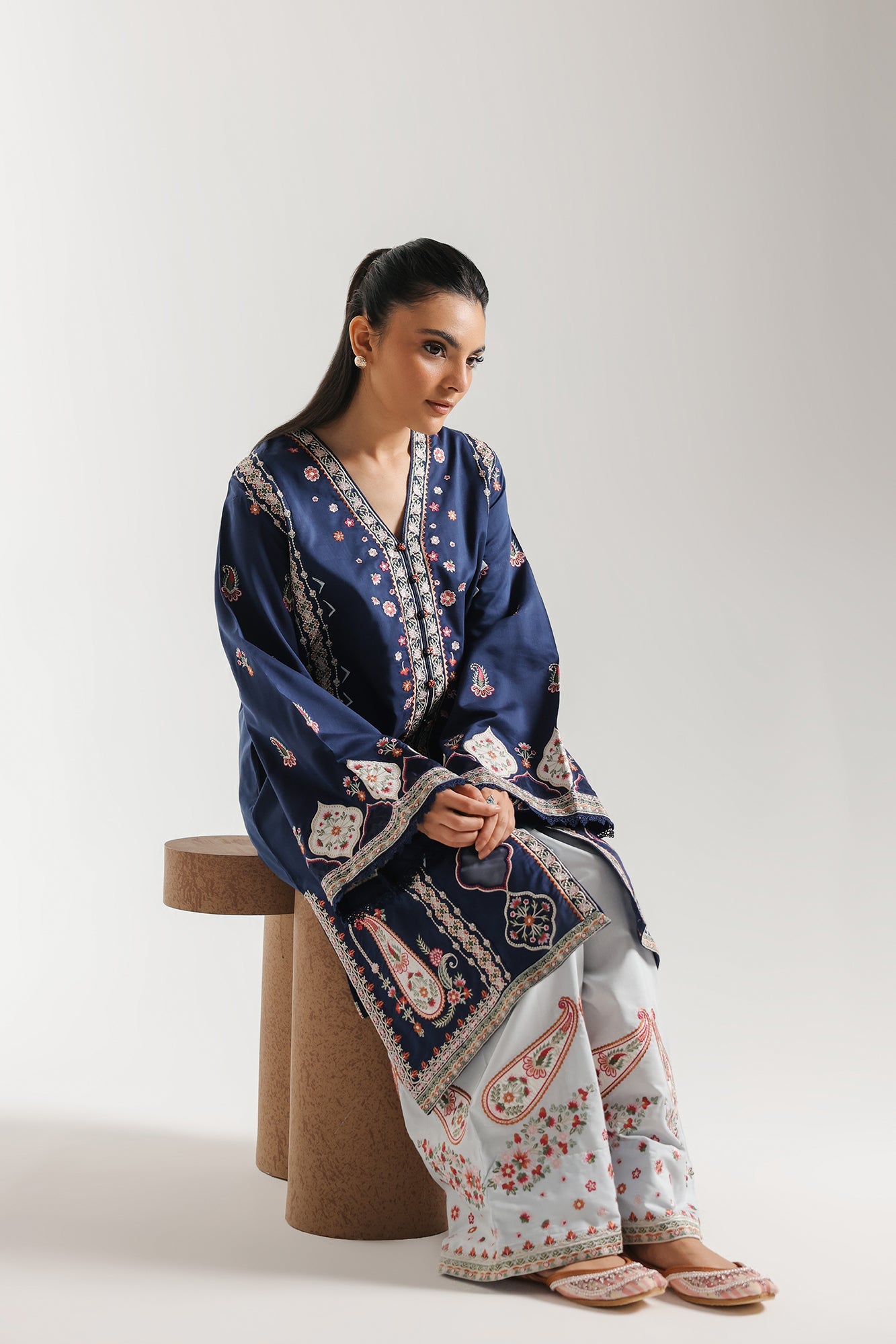 EMBROIDERED SUIT (E4239/103/603)