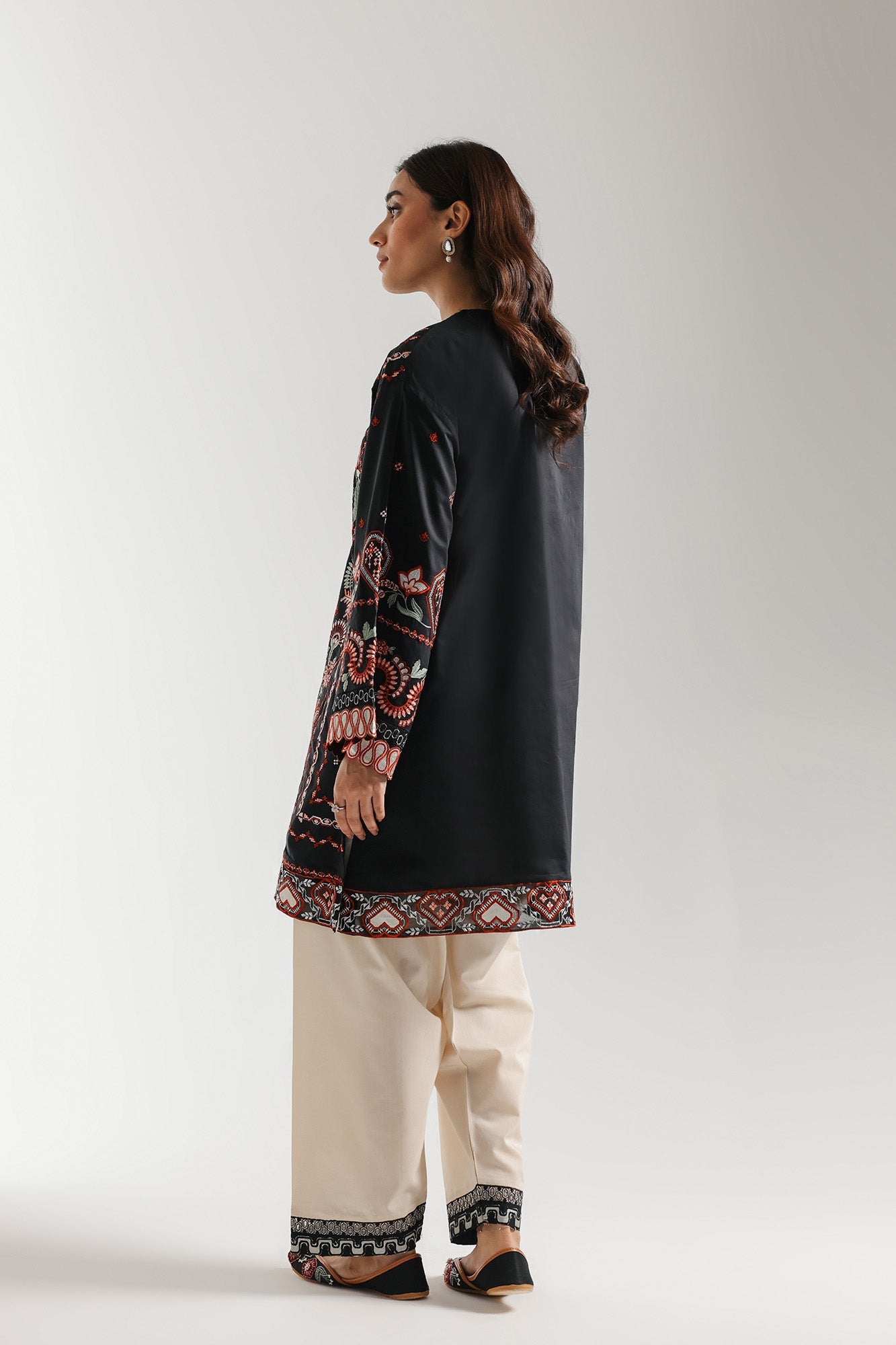 EMBROIDERED SUIT (E4252/103/901)
