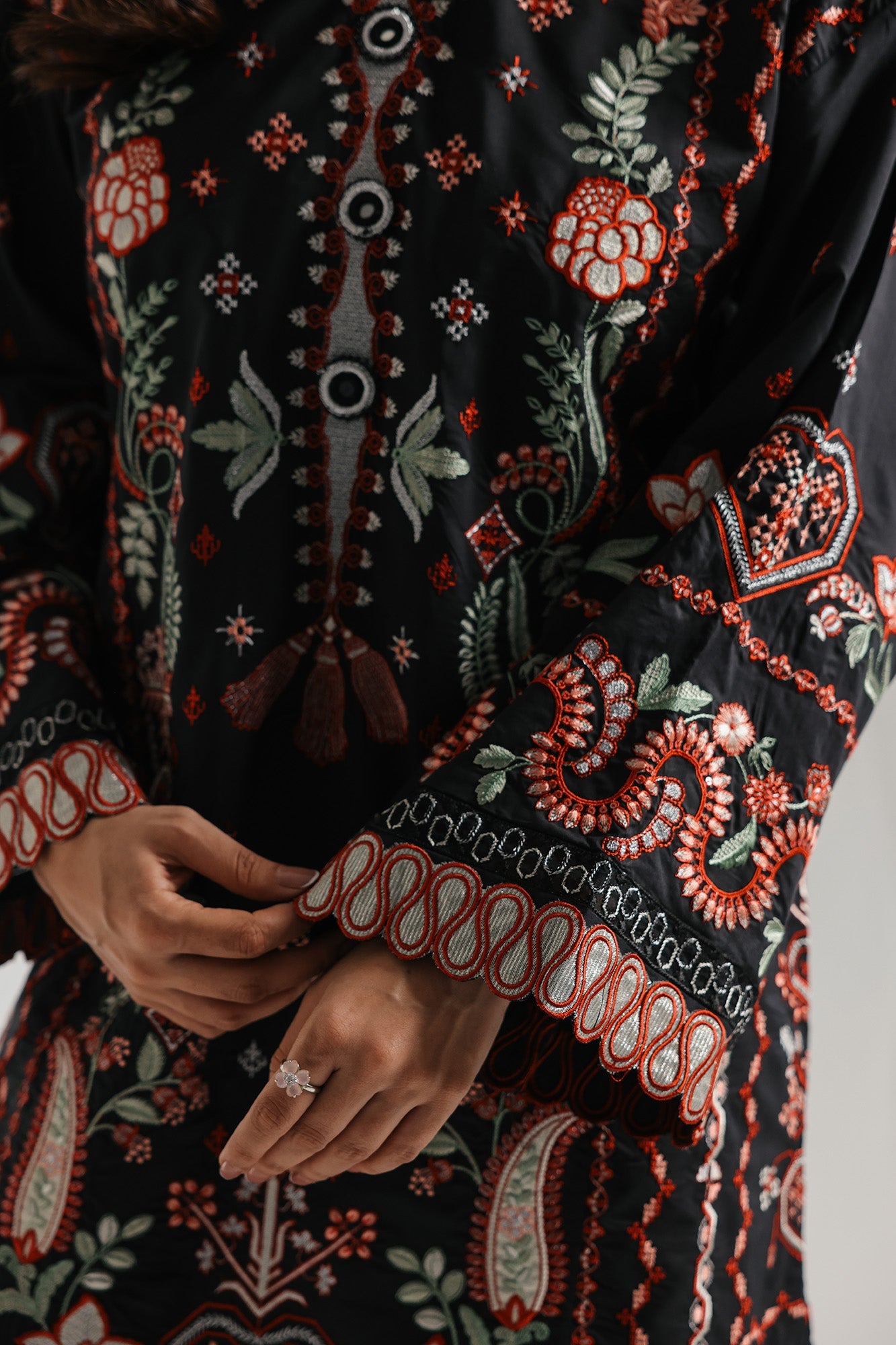 EMBROIDERED SUIT (E4252/103/901)
