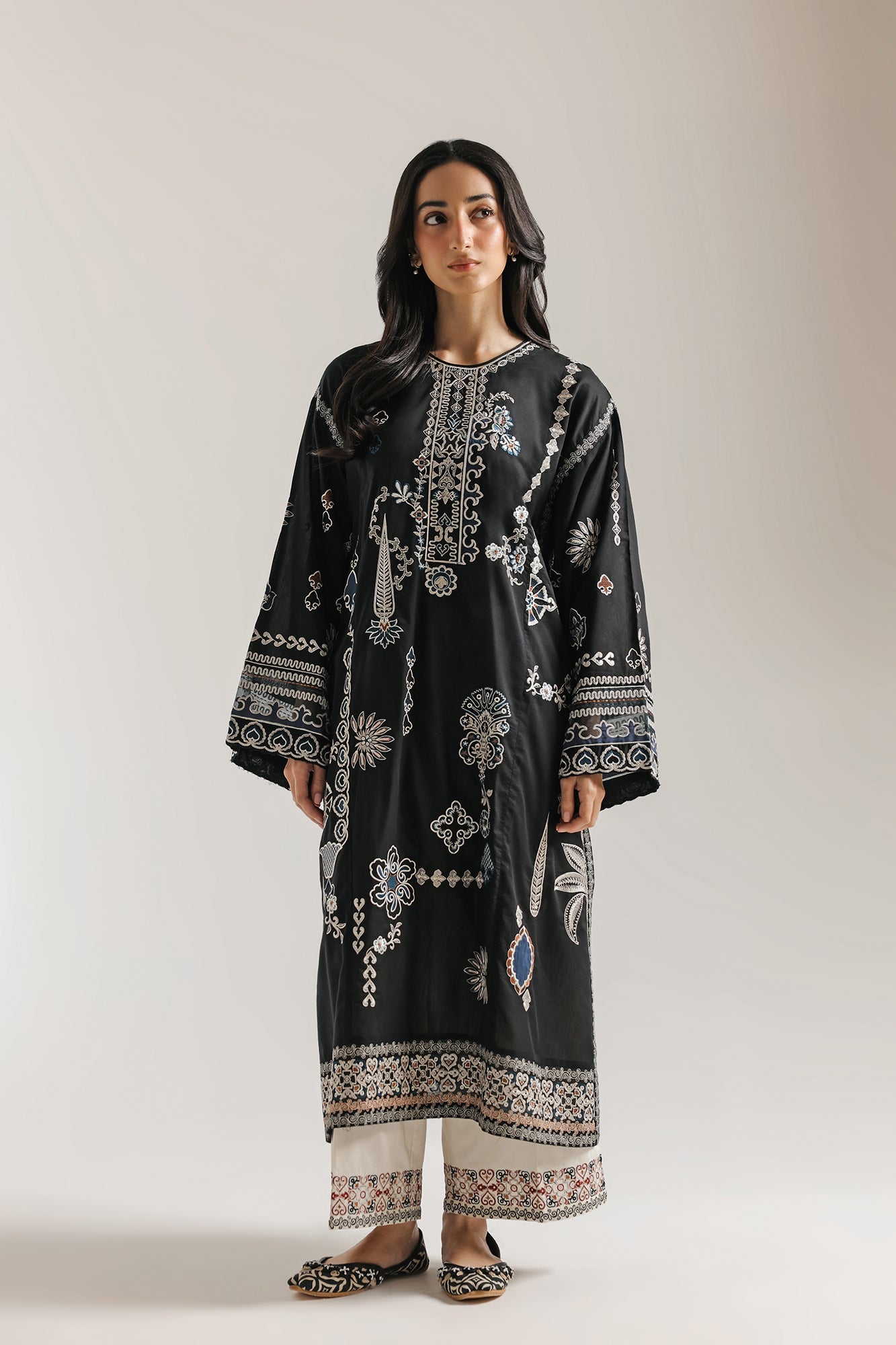 EMBROIDERED SUIT (E4261/103/901)