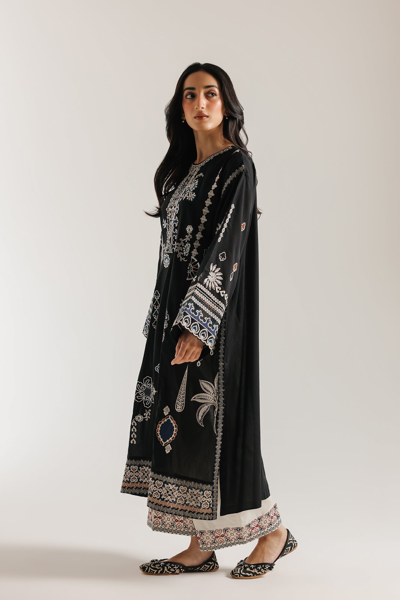 EMBROIDERED SUIT (E4261/103/901)