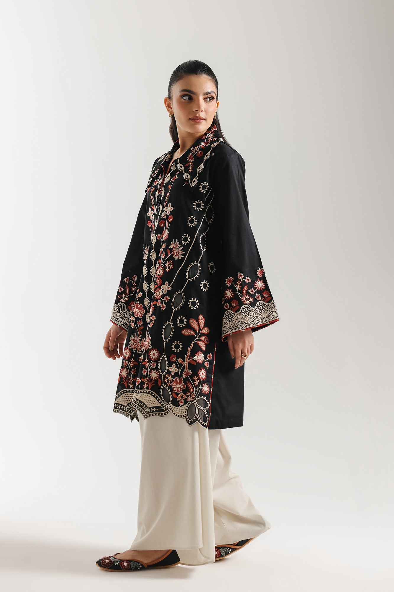 EMBROIDERED SUIT (E4284/103/901)