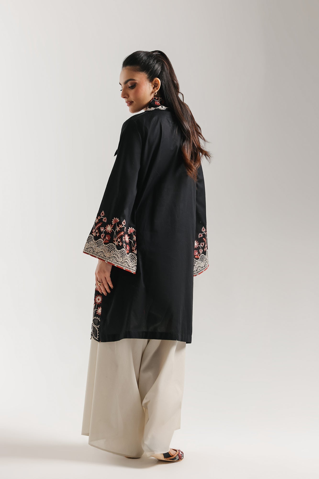 EMBROIDERED SUIT (E4284/103/901)