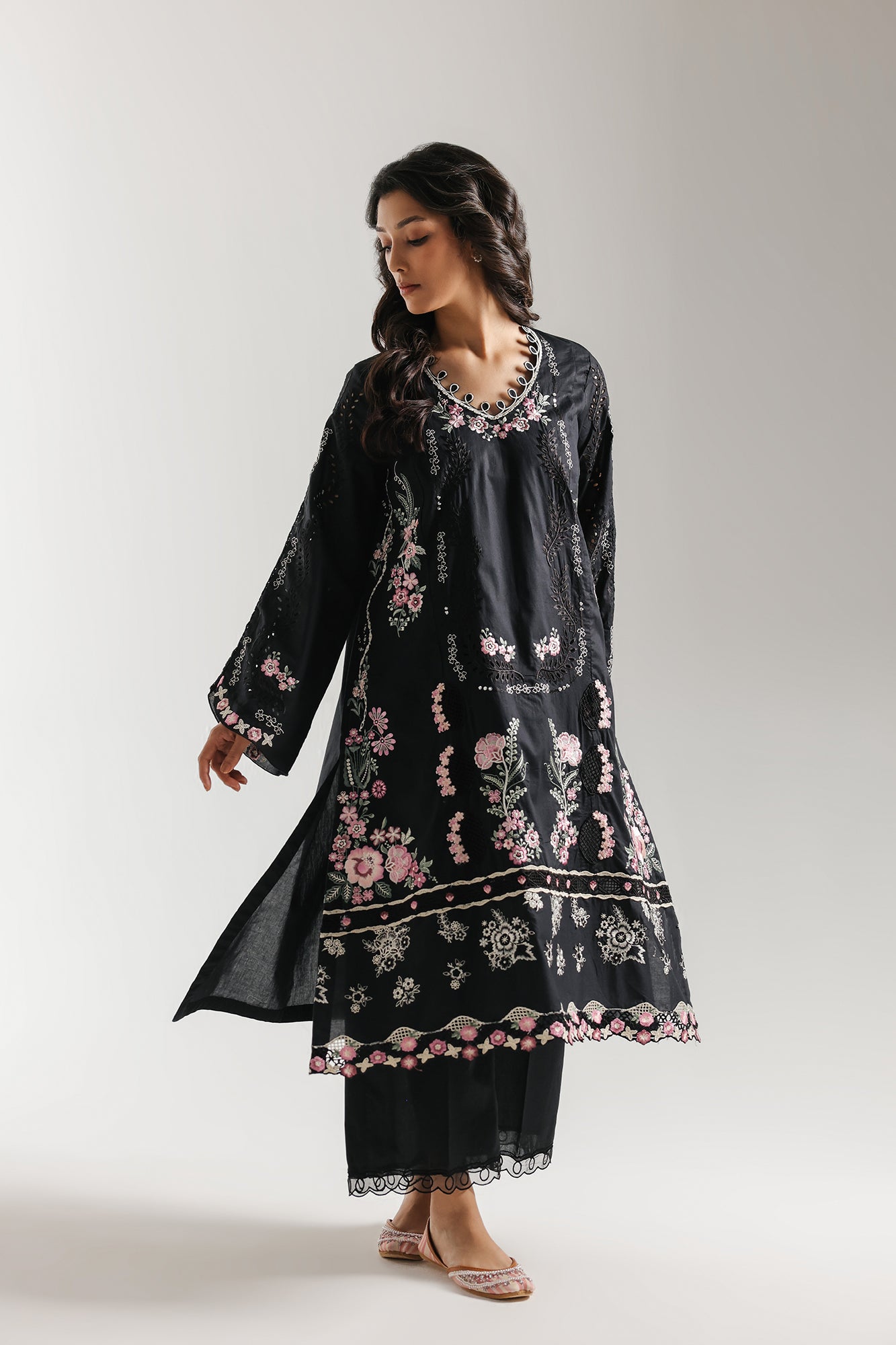 EMBROIDERED SUIT (E4295/103/901)