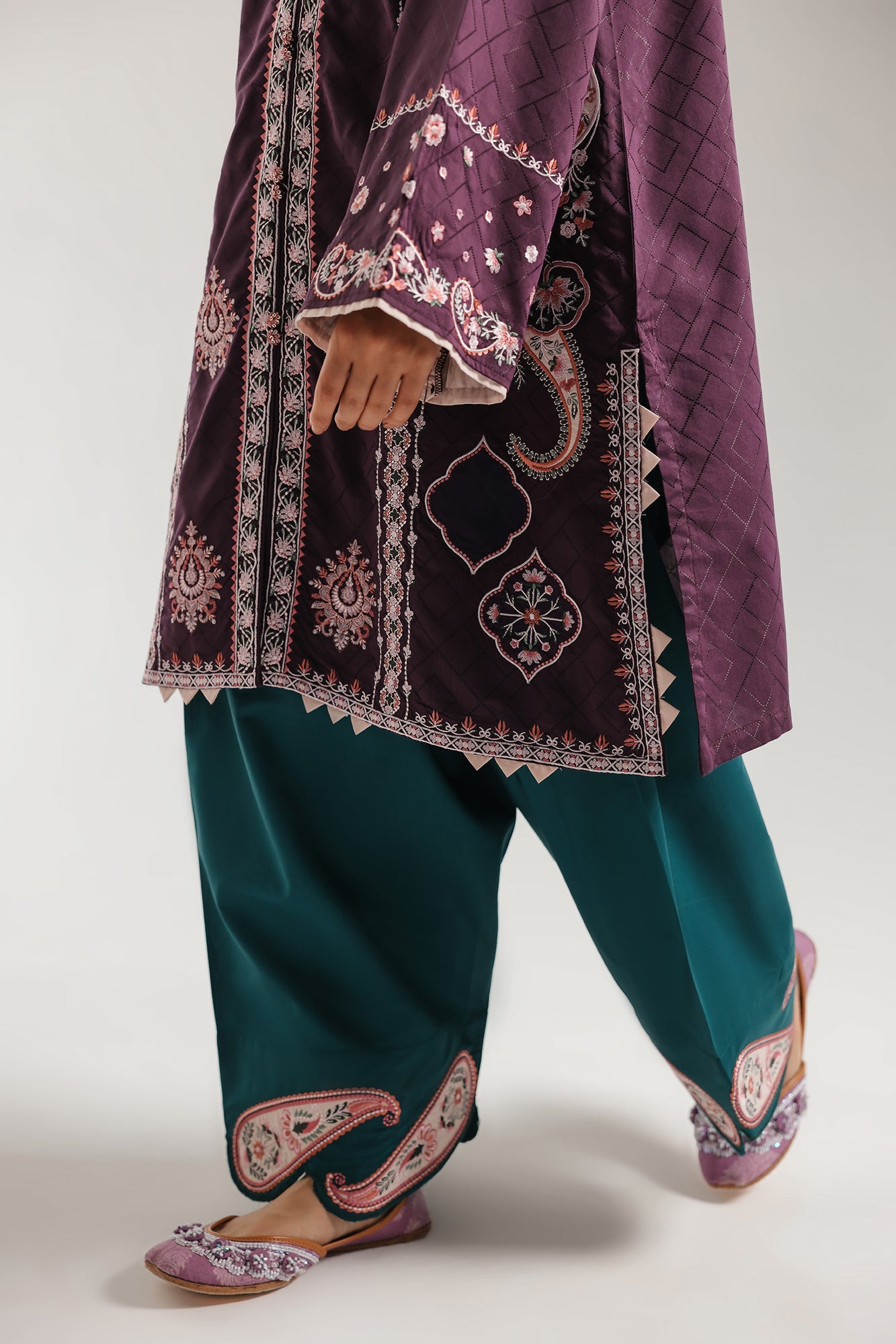 EMBROIDERED SUIT (E4321/103/518)