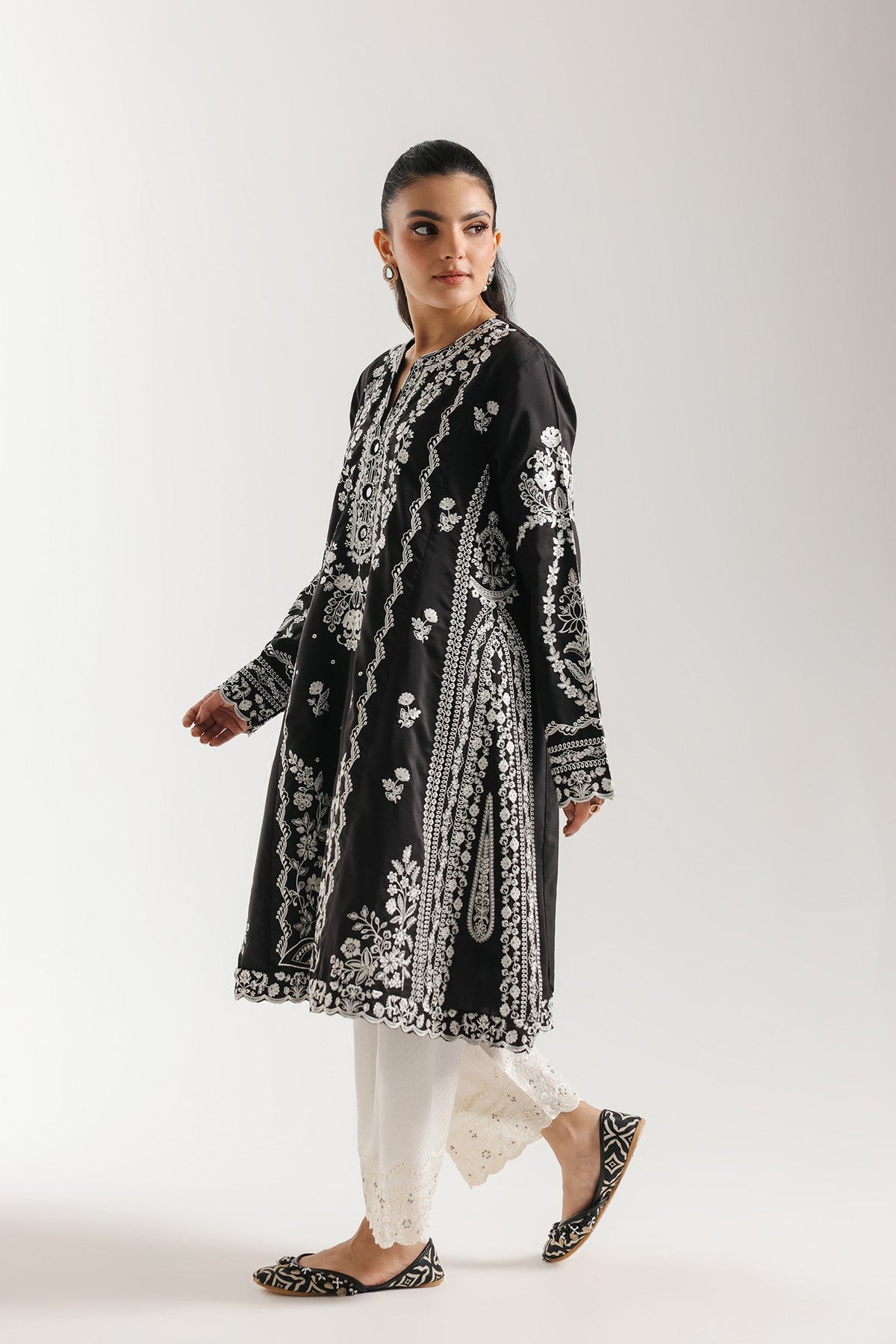 EMBROIDERED SUIT (E4333/103/901)