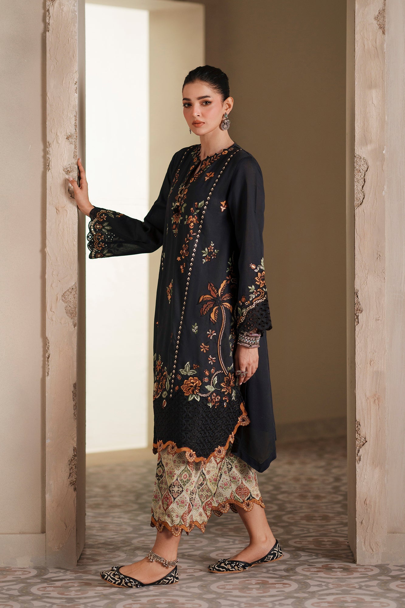 EMBROIDERED SUIT (E4347/103/902)
