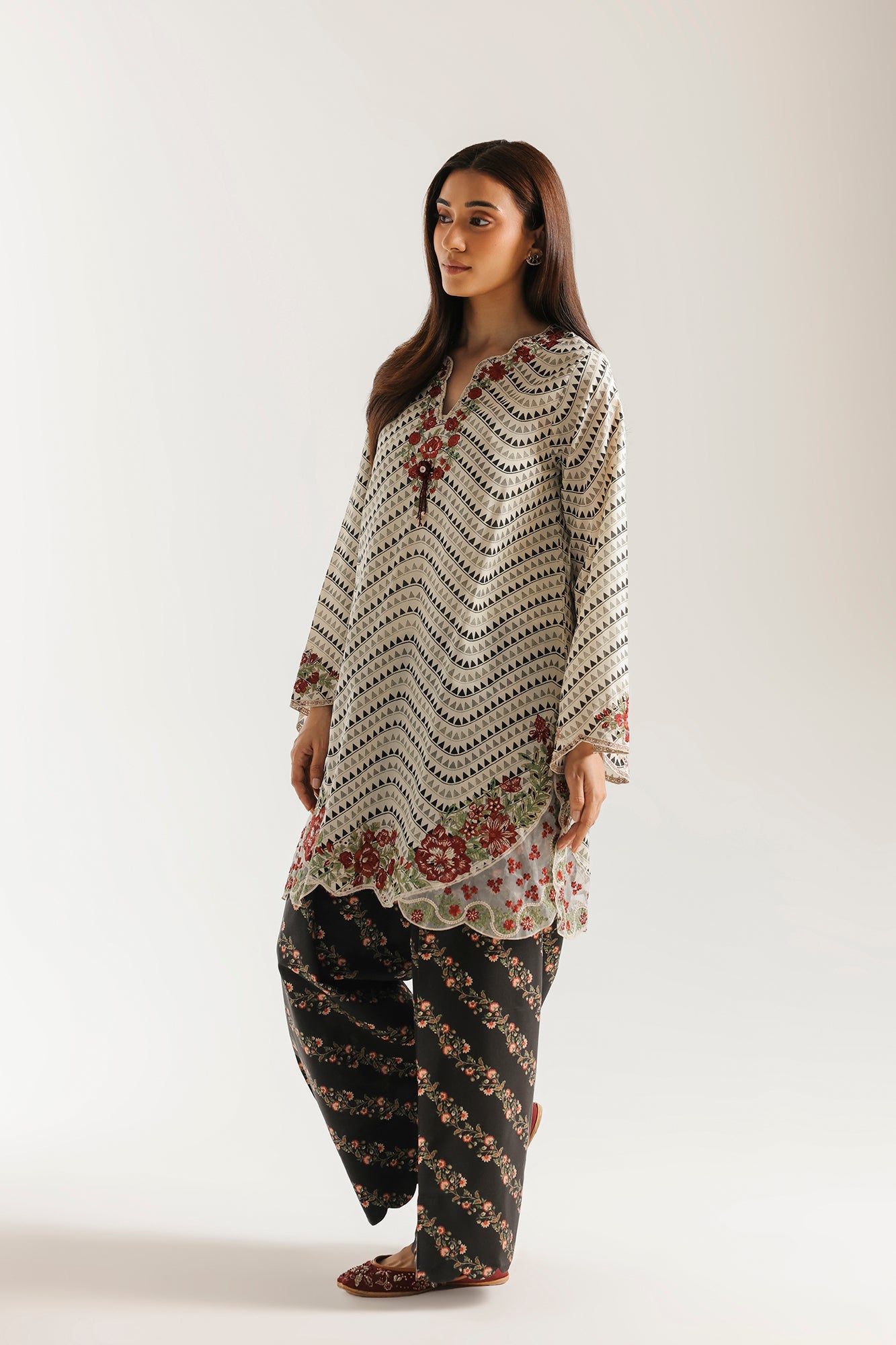 EMBROIDERED SUIT (E4353/103/004)