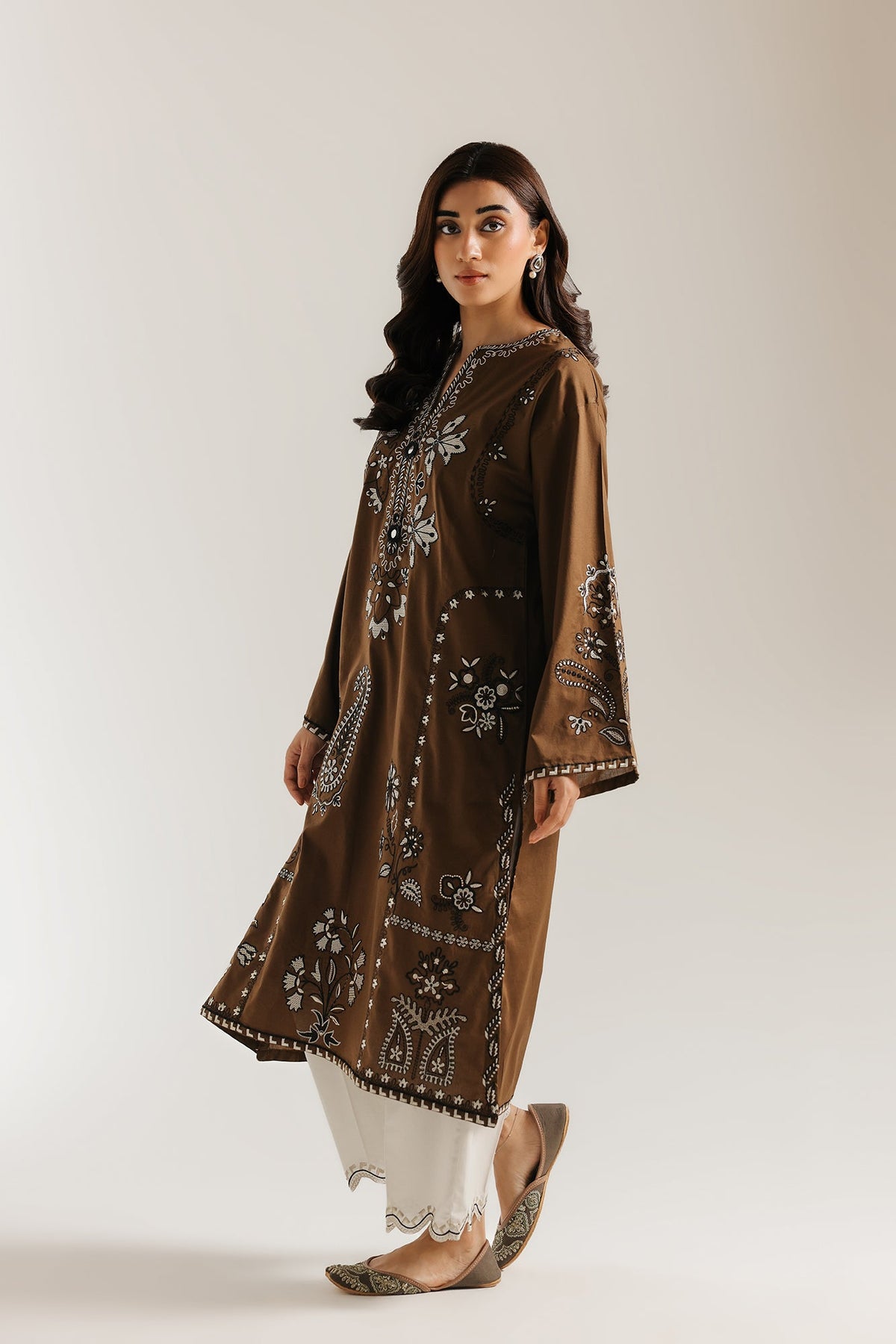 EMBROIDERED SUIT (E4425/103/120)