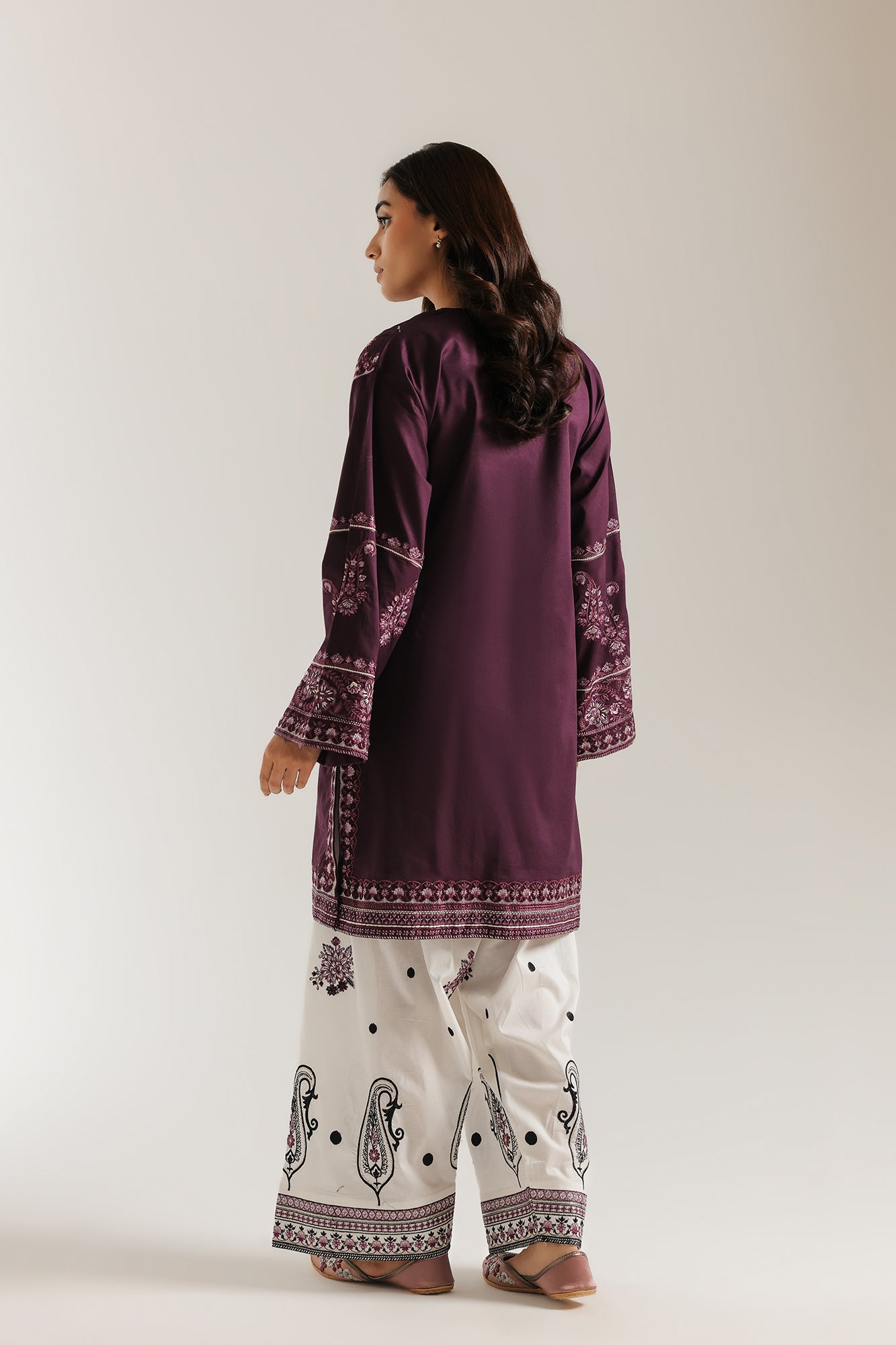 EMBROIDERED SUIT (E4435/103/516)
