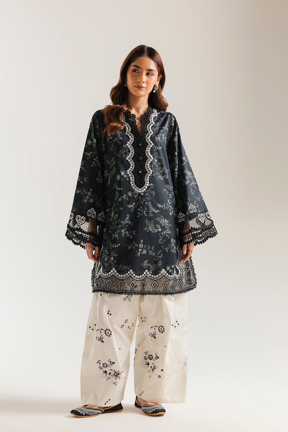 EMBROIDERED SUIT (E4441/103/902)