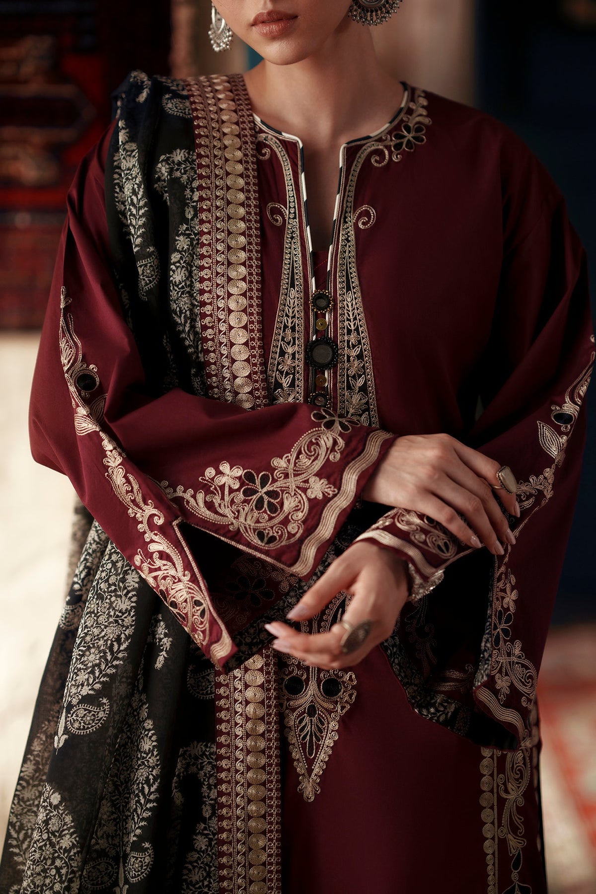 EMBROIDERED SUIT (E4448/103/304)