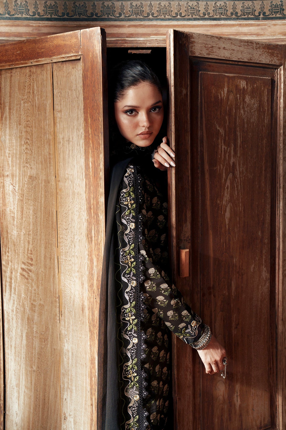 EMBROIDERED SUIT (E4477/103/902)