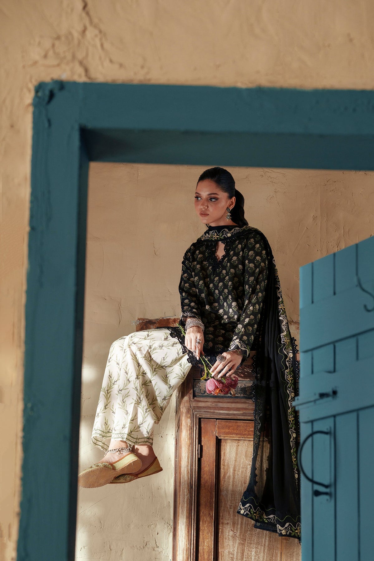 EMBROIDERED SUIT (E4477/103/902)