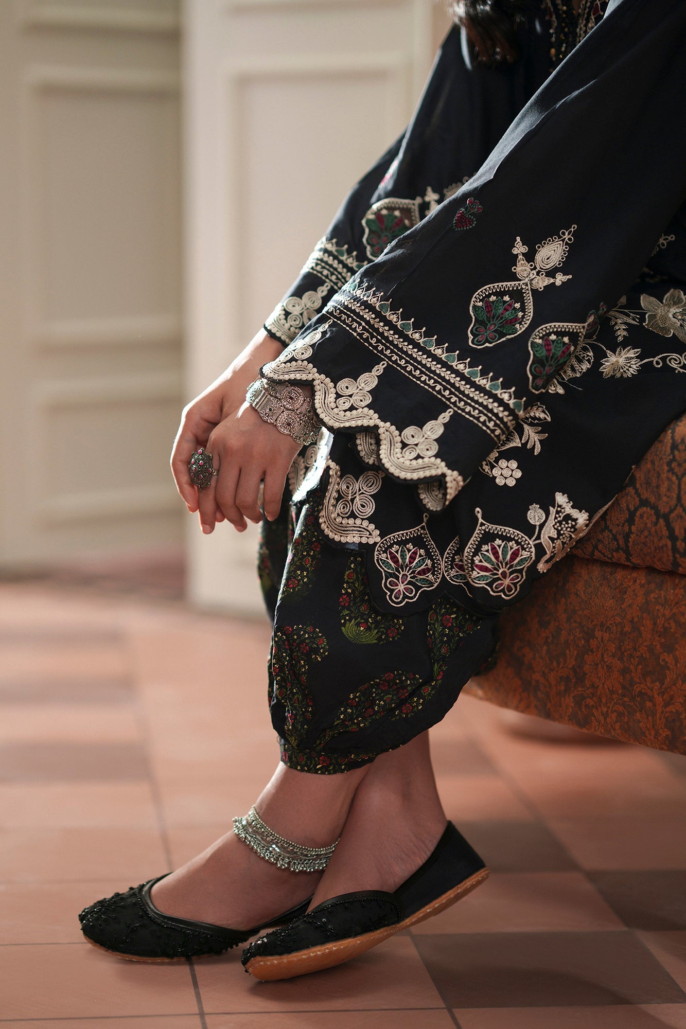 EMBROIDERED SUIT (E4518/103/902)