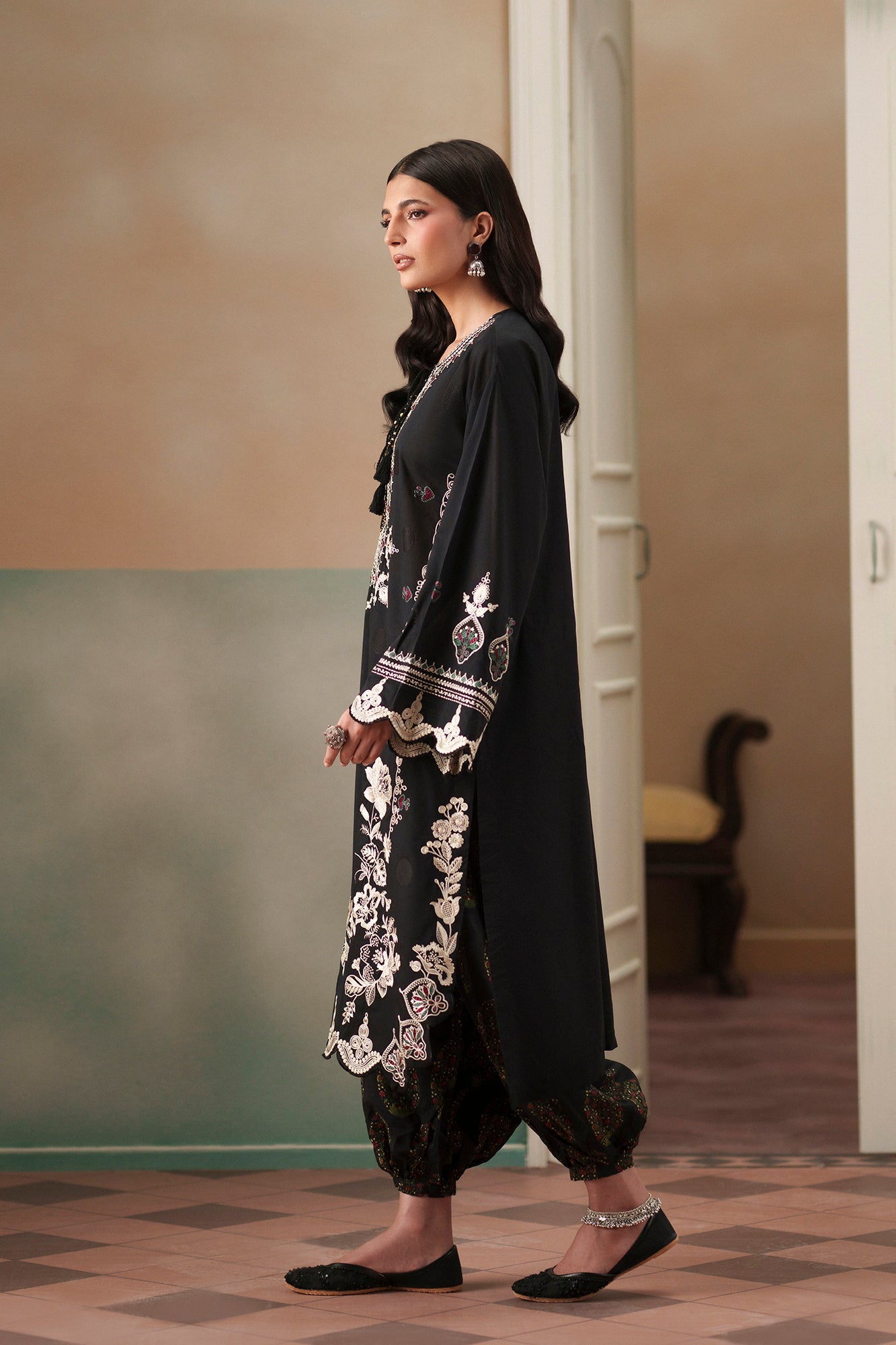 EMBROIDERED SUIT (E4518/103/902)