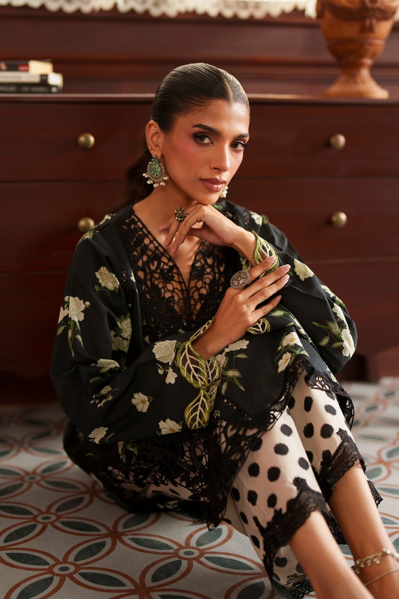 EMBROIDERED SUIT (E4526/103/901)
