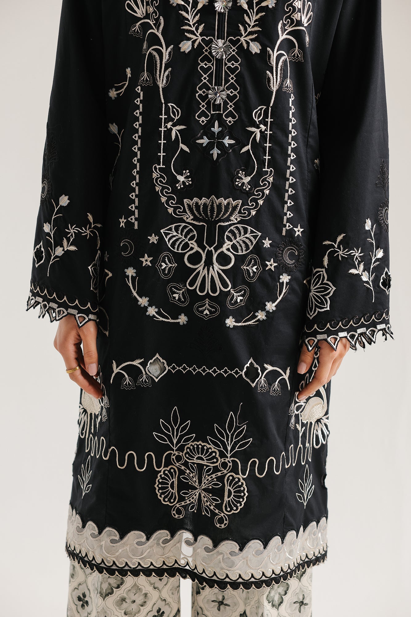 EMBROIDERED SUIT (E4538/103/902)