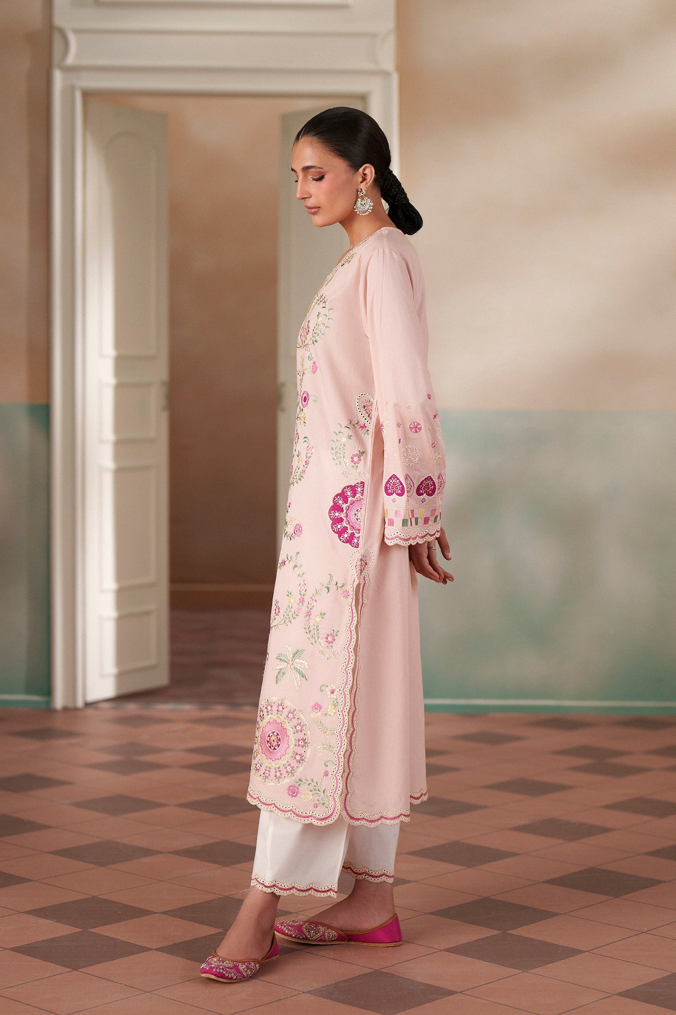 EMBROIDERED SUIT (E4547/103/328)