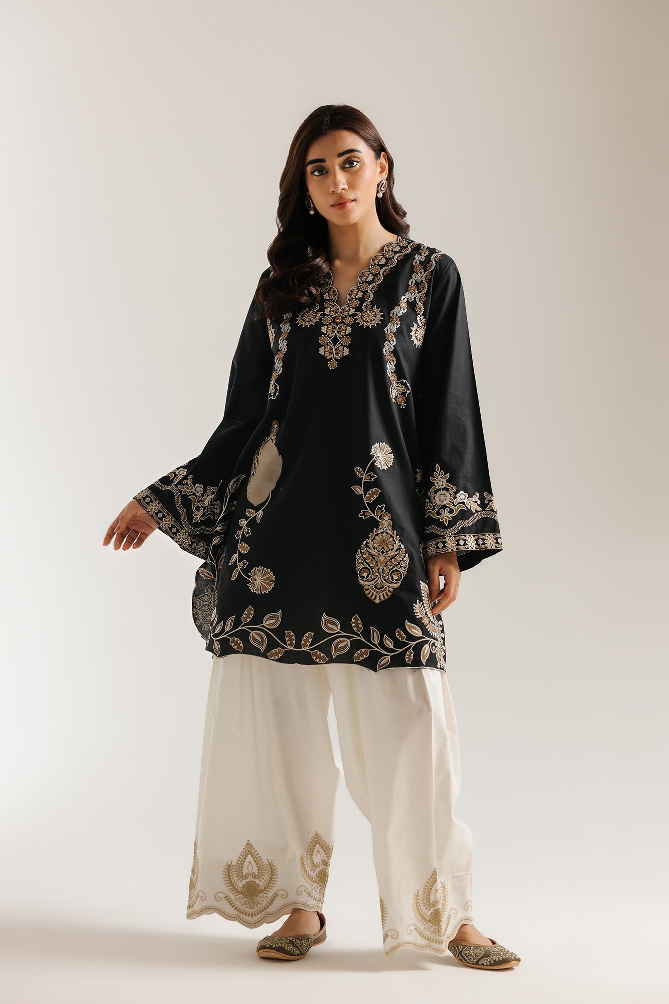 EMBROIDERED SUIT (E4552/103/901)