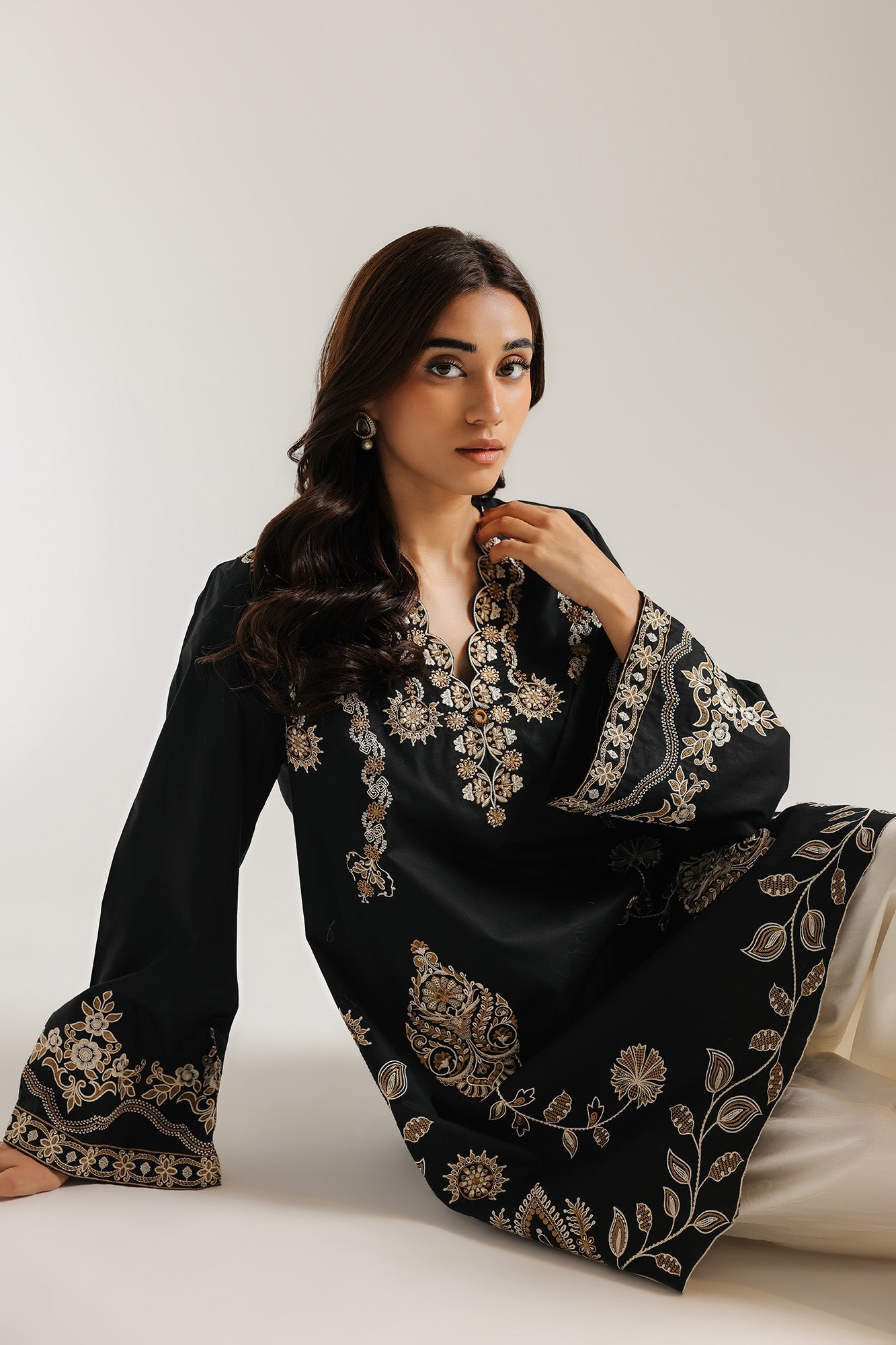 EMBROIDERED SUIT (E4552/103/901)