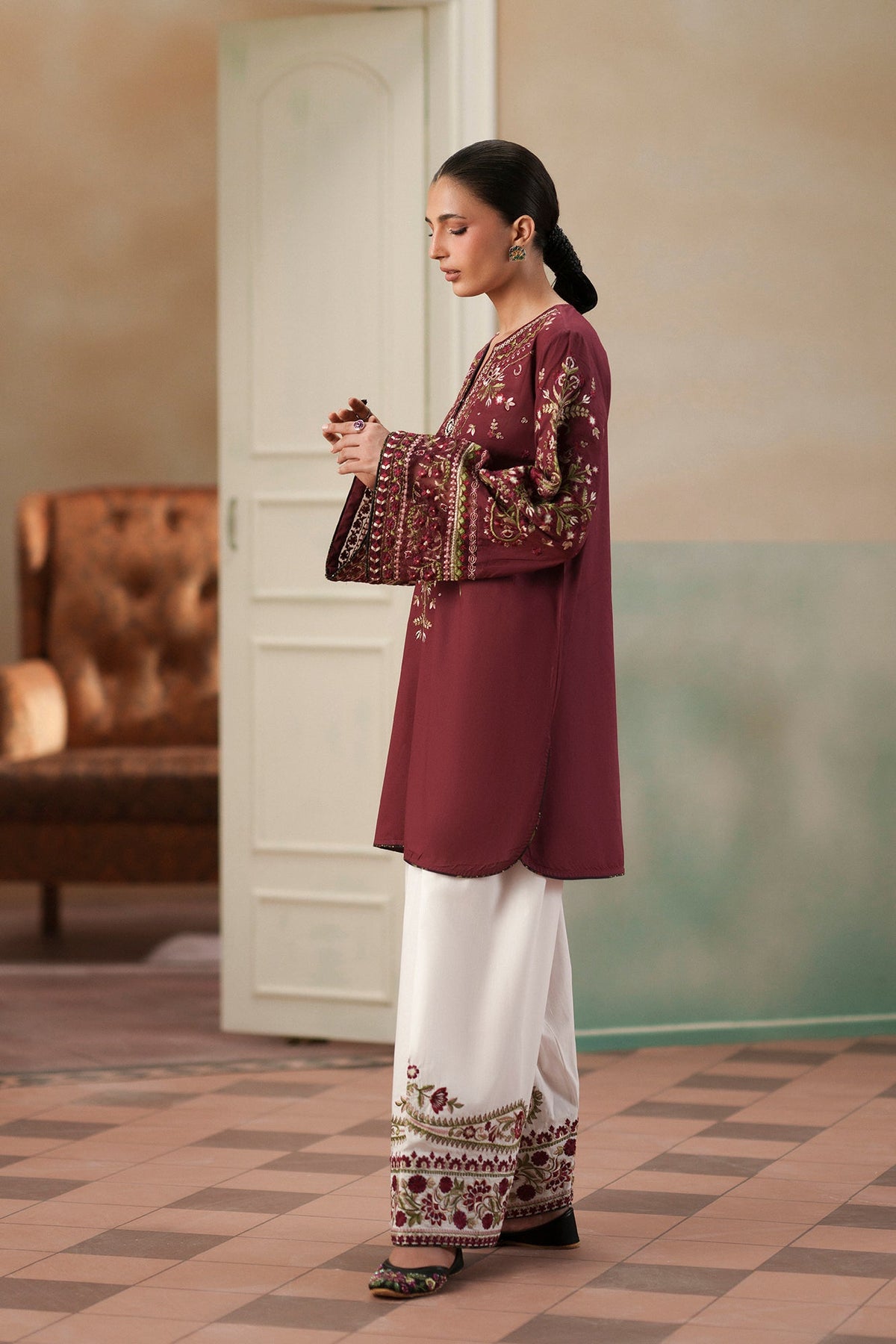 EMBROIDERED SUIT (E4605/103/402)